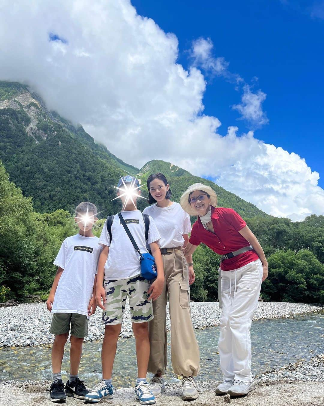 森田麻恵さんのインスタグラム写真 - (森田麻恵Instagram)「2日目の上高地☀️⛰️🌿🌳🛶🍛  晴れても気温は20度くらい。 木々の間を爽やかな風が流れていて快適ハイキング！  辿り着いた明神池は、神聖で穏やかな美しいところでした⛩️  たくさん歩いて、お昼に食べたカレーがすごく美味しかった！  #上高地 #夏休み #summervacay  #familytrip」8月19日 14時37分 - morita_mae