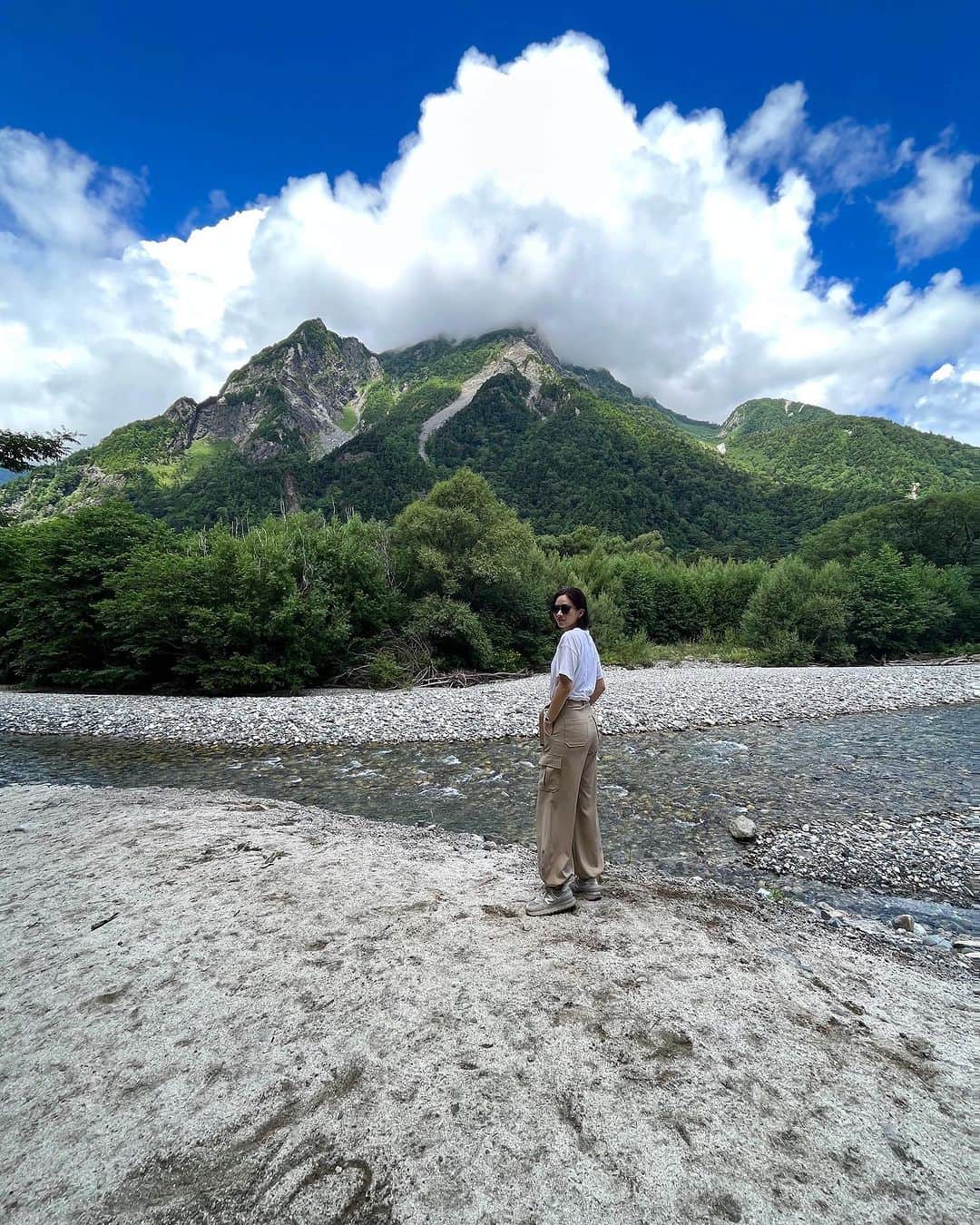 森田麻恵のインスタグラム：「2日目の上高地☀️⛰️🌿🌳🛶🍛  晴れても気温は20度くらい。 木々の間を爽やかな風が流れていて快適ハイキング！  辿り着いた明神池は、神聖で穏やかな美しいところでした⛩️  たくさん歩いて、お昼に食べたカレーがすごく美味しかった！  #上高地 #夏休み #summervacay  #familytrip」
