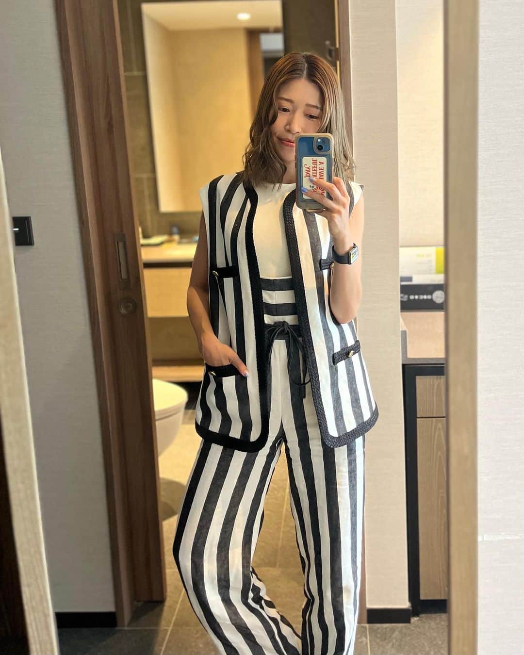 RENA のインスタグラム：「Thank you☺︎  昨日から韓国に来てます🩵  素敵なホテルでした🏨 @fourpointsmyeongdong   今回は初のプライベートで、しかも1人旅✈️  韓国の土地勘も流行もほとんど分からないので、まぁいつものノリだけで楽しんでますw  やっぱり私は色々と珍道中みたいなんで、韓国旅ストーリーの反響凄いので気になる方はストーリー見てくださいw🩵  では、今soulからKTX(特急)でdaejionに向かっているので更新してますが２日目もあっという間にこんな時間☀️  やっぱり目的地まで３時間かかりましたw💦  韓国めちゃくちゃ暑いです🥵🇰🇷  もうすぐ着くのでまた👋  #korea #trip #tourist #韓国旅 #韓国旅行 #一人旅 #オトナ女子」
