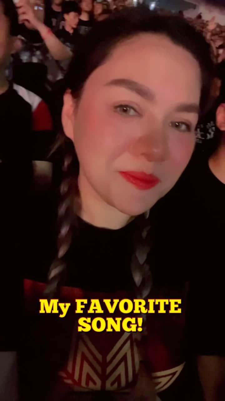 Vicky Shuのインスタグラム：「Nostalgia masa masa perjuangan di Konser Dewa19. Mungkin gak banyak yang tahu kalau dulu awal karir pernah jadi model video clip “ DEWI “ dan jadi backing Vocal mas Dhani. Hayooo ada yang inget dan ngeh gaaa?  Pass konser aku sama bojo @ade_imam makin seger dan semangat nyanyinya gara gara minum @nipismadu_id ! Beneran super seger gituu dan langsung happy deh!  #NipisMadu #SmoothSodanya #NipisnyaNyegerin」
