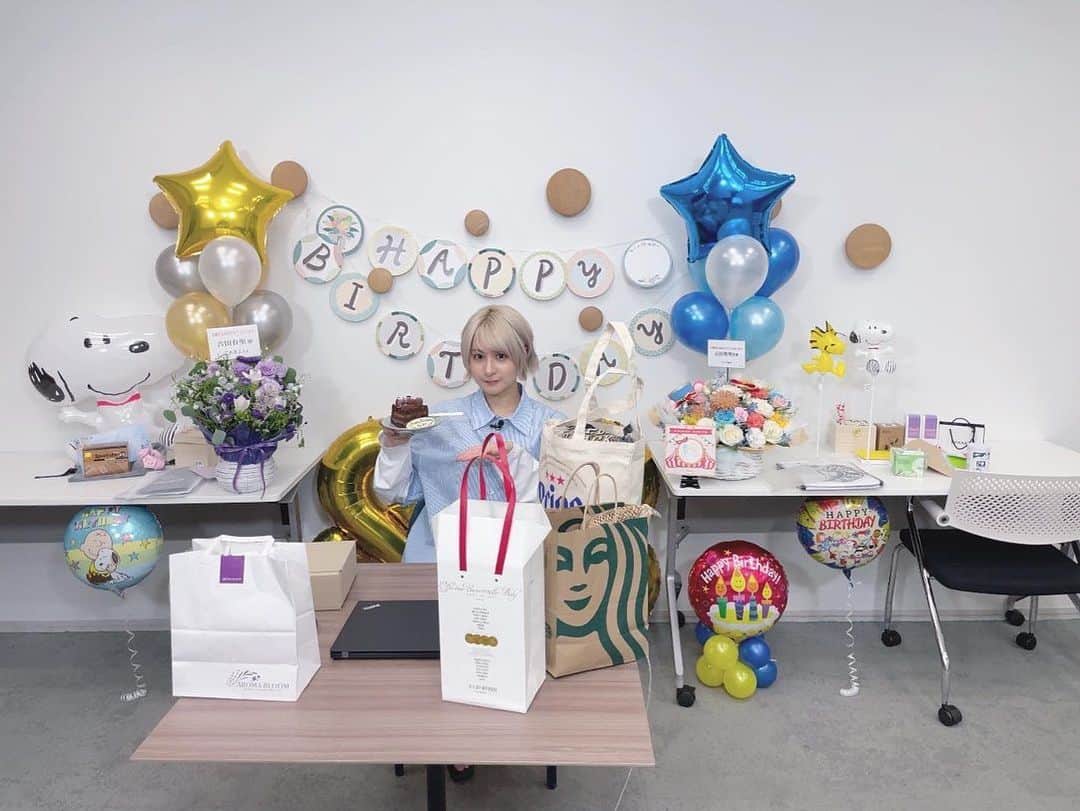 吉田有里のインスタグラム：「H B D じぶん！  昨日は楽しい夜をありがとうございました🌙 プレゼントやお花、本当に心温まりました、ありがとう…(;o;) うきうきへらへら大騒ぎしてギャンブラー🎲🃏🐊になる、とても楽しい時間でした！笑 当日にみなさんからおめでとうを言ってもらえるのは、本当に幸せな事です 遅くまでお付き合いくださって、ありがとうござました…！  こんな私だけど、それでもなんとか声優として生きているのは、本当に皆さんのおかげです。 心から感謝しています。  どうかこんな私ですが、これからもよろしくお願いします！  #吉田有里 #hbd」
