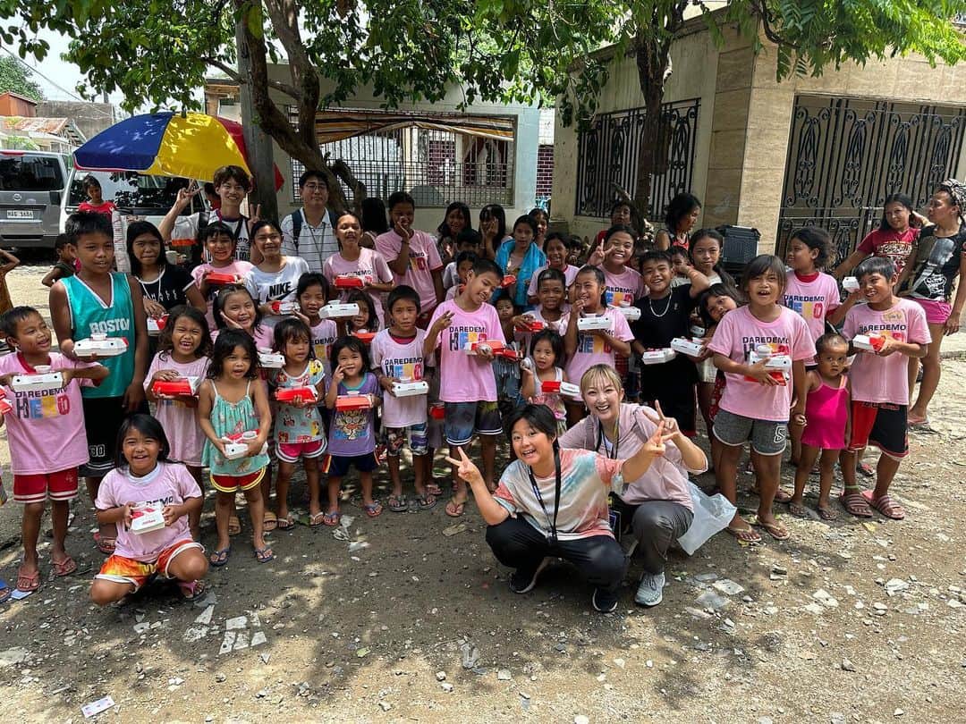 山田まりやのインスタグラム：「♡ 今回セブ島へ来ている理由の一つに  フィリピンの貧困問題の 根本解決のために、 貧困がゆえに勉強ができない子どもたちに 教育支援を行い、 この国の未来を変えるリーダーを育成している  NPO法人 DAREDEMO HERO @daredemohero   理事長の内山順子さんを訪ねて 現場を見させていただき 10年間の活動内容を詳しくお聞きかせていただきたく  支援協力されている QQ English @qqenglish_ryugaku の 頼光さんにお願いして ご縁を繋いでいただきました😄  DAREDEMO HEROでは 「かわいそうな子どもたち」ではなく 「がんばる子どもたち」を応援しています。   やる気と志を持った奨学生に対し、 大学卒業までの学費支援と徹底した教育支援を行い、  フィリピンの貧困問題を 根本的に解決するリーダーを育成しています。  現在、 DAREDEMO HEROでは 51名の奨学生を支援しています。  奨学生全員が大学に通い、卒業し、 夢を実現するために、  2023年9月10日までに 里親会員300口を目指して 募集キャンペーンを実施中です！  ストーリーに リンク貼らせていただきますので ぜひ詳細をご覧いただきたいです😌🙏✨  ◆実施期間： 2023年8月11日（金）～9月10日（日）  ◆目標口数： 里親会員の300口（一口：月2,500円/年30,000円）  山内順子さんとは同い年。 順子さんの歩んで来られた10年間の 素晴らしさと逞しさと優しさに大感動です🥹✨  私も どんな状況下にある家庭でも、 これからを生きる子ども達には窮屈な思いから解放され、 自由な選択肢をいくつも増やしてあげたいので、  そのきっかけ作りの一つとして 約１ヶ月フィリピンへ視察を兼ねて 親子で語学留学を体験中です。  多様性を受け入れ 共鳴、共存する器、柔軟性を養うための 交換留学ツアーなど企画出来るように頑張ります。  ご協力いただける企業さま ぜひご連絡下さい😌🙏🌈✨  (ご一緒させていただきました 武蔵野大学の津吹達也教授、学生さんも ありがとうございました😆🙏✨)」