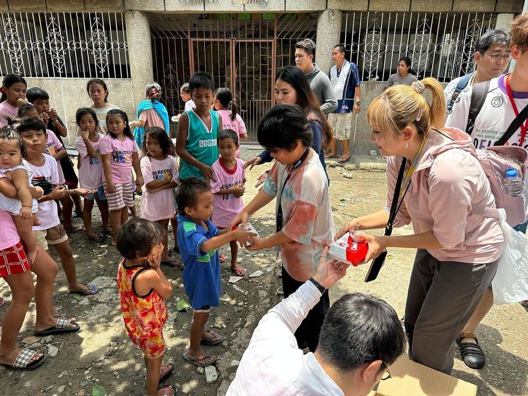 山田まりやさんのインスタグラム写真 - (山田まりやInstagram)「♡ 今回セブ島へ来ている理由の一つに  フィリピンの貧困問題の 根本解決のために、 貧困がゆえに勉強ができない子どもたちに 教育支援を行い、 この国の未来を変えるリーダーを育成している  NPO法人 DAREDEMO HERO @daredemohero   理事長の内山順子さんを訪ねて 現場を見させていただき 10年間の活動内容を詳しくお聞きかせていただきたく  支援協力されている QQ English @qqenglish_ryugaku の 頼光さんにお願いして ご縁を繋いでいただきました😄  DAREDEMO HEROでは 「かわいそうな子どもたち」ではなく 「がんばる子どもたち」を応援しています。   やる気と志を持った奨学生に対し、 大学卒業までの学費支援と徹底した教育支援を行い、  フィリピンの貧困問題を 根本的に解決するリーダーを育成しています。  現在、 DAREDEMO HEROでは 51名の奨学生を支援しています。  奨学生全員が大学に通い、卒業し、 夢を実現するために、  2023年9月10日までに 里親会員300口を目指して 募集キャンペーンを実施中です！  ストーリーに リンク貼らせていただきますので ぜひ詳細をご覧いただきたいです😌🙏✨  ◆実施期間： 2023年8月11日（金）～9月10日（日）  ◆目標口数： 里親会員の300口（一口：月2,500円/年30,000円）  山内順子さんとは同い年。 順子さんの歩んで来られた10年間の 素晴らしさと逞しさと優しさに大感動です🥹✨  私も どんな状況下にある家庭でも、 これからを生きる子ども達には窮屈な思いから解放され、 自由な選択肢をいくつも増やしてあげたいので、  そのきっかけ作りの一つとして 約１ヶ月フィリピンへ視察を兼ねて 親子で語学留学を体験中です。  多様性を受け入れ 共鳴、共存する器、柔軟性を養うための 交換留学ツアーなど企画出来るように頑張ります。  ご協力いただける企業さま ぜひご連絡下さい😌🙏🌈✨  (ご一緒させていただきました 武蔵野大学の津吹達也教授、学生さんも ありがとうございました😆🙏✨)」8月19日 14時36分 - mariya.yamada