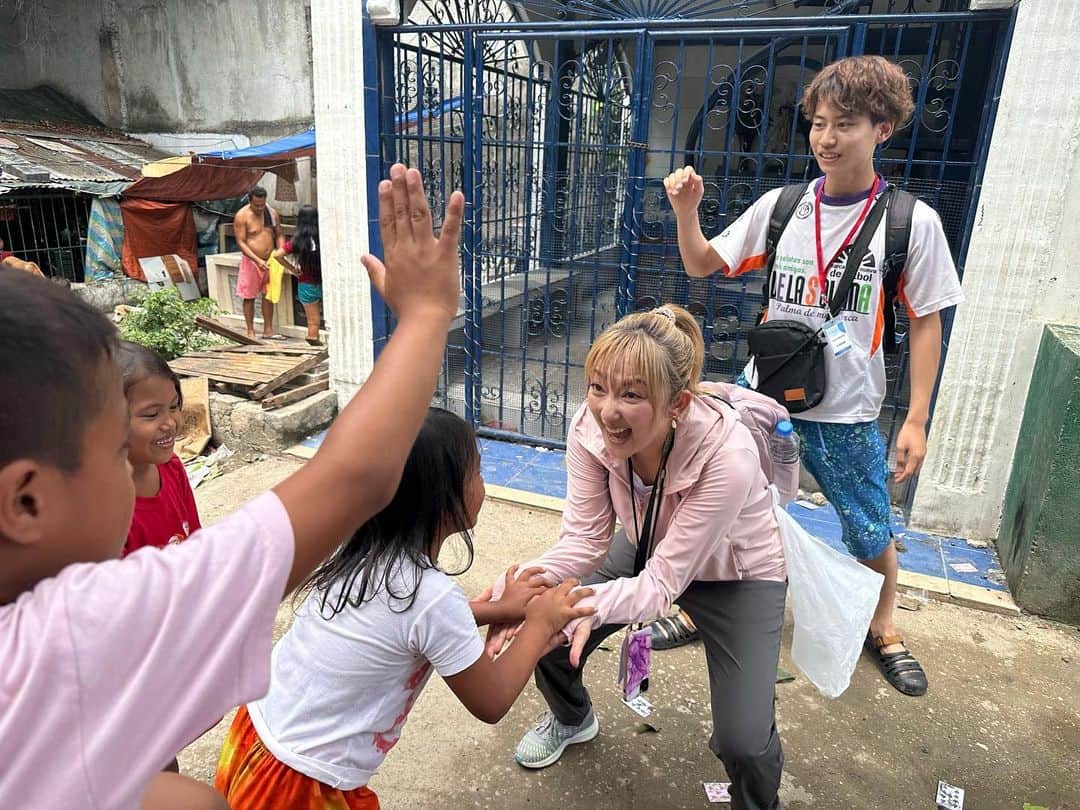 山田まりやさんのインスタグラム写真 - (山田まりやInstagram)「♡ 今回セブ島へ来ている理由の一つに  フィリピンの貧困問題の 根本解決のために、 貧困がゆえに勉強ができない子どもたちに 教育支援を行い、 この国の未来を変えるリーダーを育成している  NPO法人 DAREDEMO HERO @daredemohero   理事長の内山順子さんを訪ねて 現場を見させていただき 10年間の活動内容を詳しくお聞きかせていただきたく  支援協力されている QQ English @qqenglish_ryugaku の 頼光さんにお願いして ご縁を繋いでいただきました😄  DAREDEMO HEROでは 「かわいそうな子どもたち」ではなく 「がんばる子どもたち」を応援しています。   やる気と志を持った奨学生に対し、 大学卒業までの学費支援と徹底した教育支援を行い、  フィリピンの貧困問題を 根本的に解決するリーダーを育成しています。  現在、 DAREDEMO HEROでは 51名の奨学生を支援しています。  奨学生全員が大学に通い、卒業し、 夢を実現するために、  2023年9月10日までに 里親会員300口を目指して 募集キャンペーンを実施中です！  ストーリーに リンク貼らせていただきますので ぜひ詳細をご覧いただきたいです😌🙏✨  ◆実施期間： 2023年8月11日（金）～9月10日（日）  ◆目標口数： 里親会員の300口（一口：月2,500円/年30,000円）  山内順子さんとは同い年。 順子さんの歩んで来られた10年間の 素晴らしさと逞しさと優しさに大感動です🥹✨  私も どんな状況下にある家庭でも、 これからを生きる子ども達には窮屈な思いから解放され、 自由な選択肢をいくつも増やしてあげたいので、  そのきっかけ作りの一つとして 約１ヶ月フィリピンへ視察を兼ねて 親子で語学留学を体験中です。  多様性を受け入れ 共鳴、共存する器、柔軟性を養うための 交換留学ツアーなど企画出来るように頑張ります。  ご協力いただける企業さま ぜひご連絡下さい😌🙏🌈✨  (ご一緒させていただきました 武蔵野大学の津吹達也教授、学生さんも ありがとうございました😆🙏✨)」8月19日 14時36分 - mariya.yamada