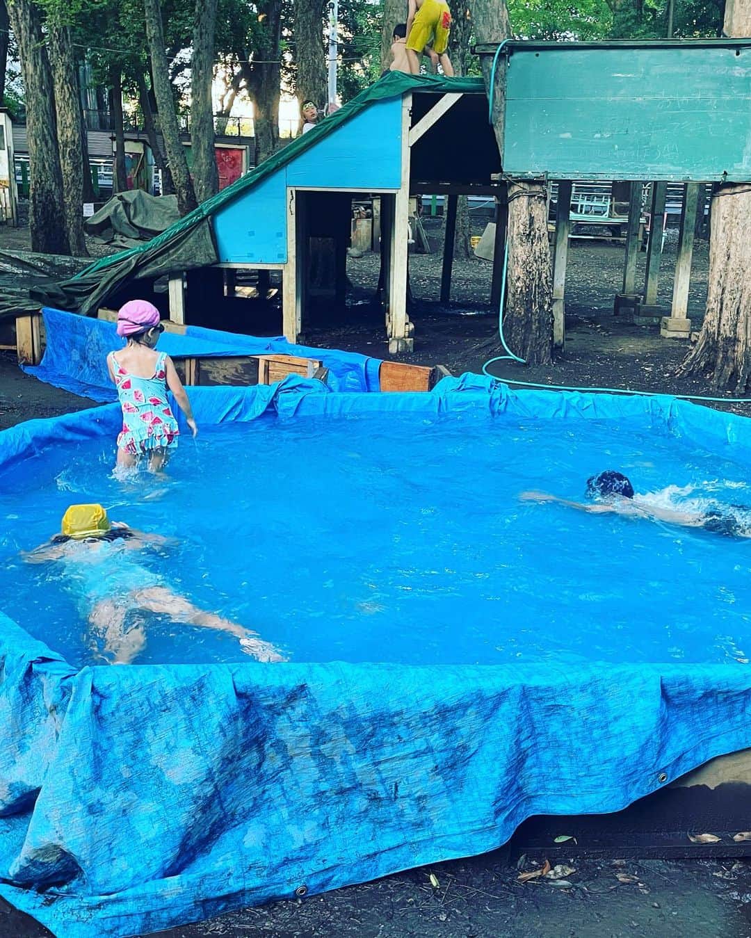 大和田美帆さんのインスタグラム写真 - (大和田美帆Instagram)「.  暑すぎるので涼しげな動画を。  夏はとにかく水遊び。 おうちプール、区民プール、公園プール、お友達の家プール、海、川。　 私と2人もいいけど、２年生にもなると、いろんな友だちとたくさん遊べるのも嬉しいね。有難いね。  #夏休み#小学生#大人も遊ぶ#友達と遊ぶ#たくさん遊ぶ夏休み#どう頑張っても焼ける夏休み#ジニーは少し黒めです#子どもと遊んで焼けない方法知ってたら教えてねもう手遅れかもだけど(^-^)  #夏は黒くなりたい派」8月19日 14時43分 - miho_ohwada