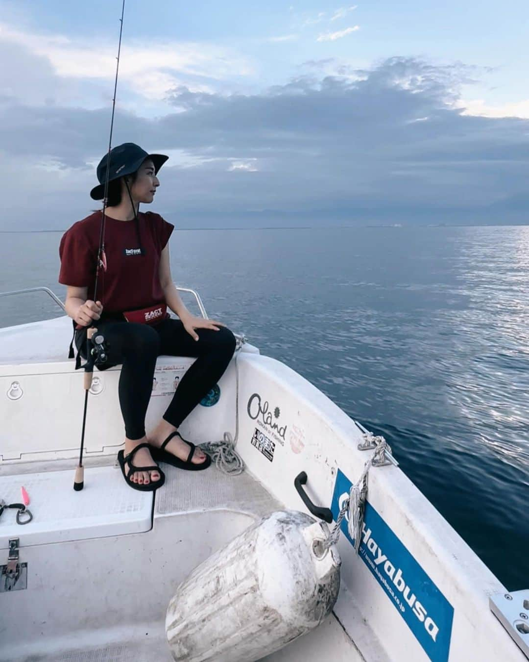 本間愛花さんのインスタグラム写真 - (本間愛花Instagram)「8/17 琵琶湖1日目🎣 台風通過直後の出船で、 もろにその影響を受けてしまいました😱🌀 頑張ってシャクってましたが 幻のビワマス、当たらず。 ウグイが1匹で終了！ 他の船もだめだったようです、ｴ~ﾝ。  でも久しぶりの琵琶湖、 晴れたり降ったり忙しいお天気でしたが 最高に気持ちよかった🩵  初めましての長浜ボートファクトリー 「days丸」の成宮船長！ ありがとうございました💕 なるさんのところでは めちゃくちゃ良いサイズの ビワマスが台風前はバンバン釣れていたよ。 状況が良くなったらまたリベンジしにゆこう！  またよろしくお願いしまーす！！！  @naruanaru   #滋賀県 #琵琶湖 #ジギング #ビワマスガイド #長浜ボートファクトリー #days丸 #ビワマス #ウグイ」8月19日 14時45分 - aikahonma