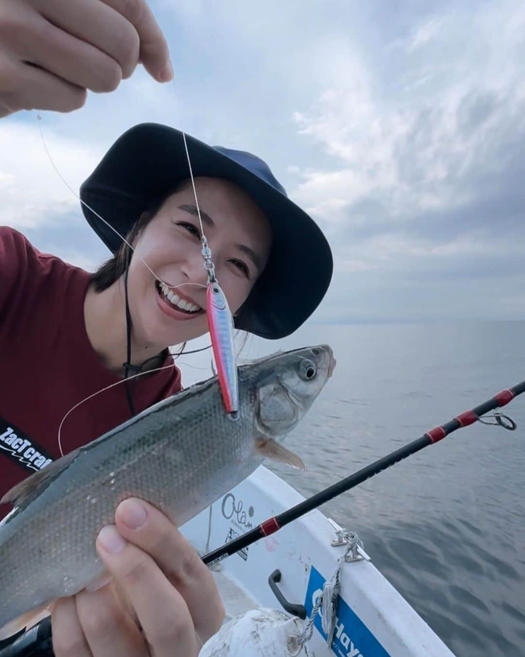 本間愛花さんのインスタグラム写真 - (本間愛花Instagram)「8/17 琵琶湖1日目🎣 台風通過直後の出船で、 もろにその影響を受けてしまいました😱🌀 頑張ってシャクってましたが 幻のビワマス、当たらず。 ウグイが1匹で終了！ 他の船もだめだったようです、ｴ~ﾝ。  でも久しぶりの琵琶湖、 晴れたり降ったり忙しいお天気でしたが 最高に気持ちよかった🩵  初めましての長浜ボートファクトリー 「days丸」の成宮船長！ ありがとうございました💕 なるさんのところでは めちゃくちゃ良いサイズの ビワマスが台風前はバンバン釣れていたよ。 状況が良くなったらまたリベンジしにゆこう！  またよろしくお願いしまーす！！！  @naruanaru   #滋賀県 #琵琶湖 #ジギング #ビワマスガイド #長浜ボートファクトリー #days丸 #ビワマス #ウグイ」8月19日 14時45分 - aikahonma