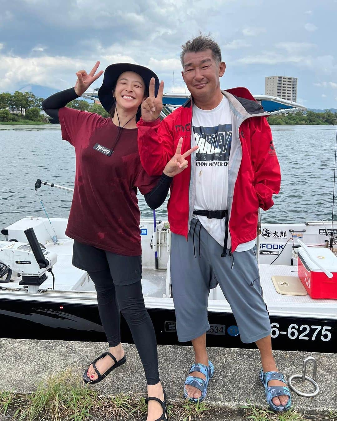 本間愛花さんのインスタグラム写真 - (本間愛花Instagram)「8/17 琵琶湖1日目🎣 台風通過直後の出船で、 もろにその影響を受けてしまいました😱🌀 頑張ってシャクってましたが 幻のビワマス、当たらず。 ウグイが1匹で終了！ 他の船もだめだったようです、ｴ~ﾝ。  でも久しぶりの琵琶湖、 晴れたり降ったり忙しいお天気でしたが 最高に気持ちよかった🩵  初めましての長浜ボートファクトリー 「days丸」の成宮船長！ ありがとうございました💕 なるさんのところでは めちゃくちゃ良いサイズの ビワマスが台風前はバンバン釣れていたよ。 状況が良くなったらまたリベンジしにゆこう！  またよろしくお願いしまーす！！！  @naruanaru   #滋賀県 #琵琶湖 #ジギング #ビワマスガイド #長浜ボートファクトリー #days丸 #ビワマス #ウグイ」8月19日 14時45分 - aikahonma