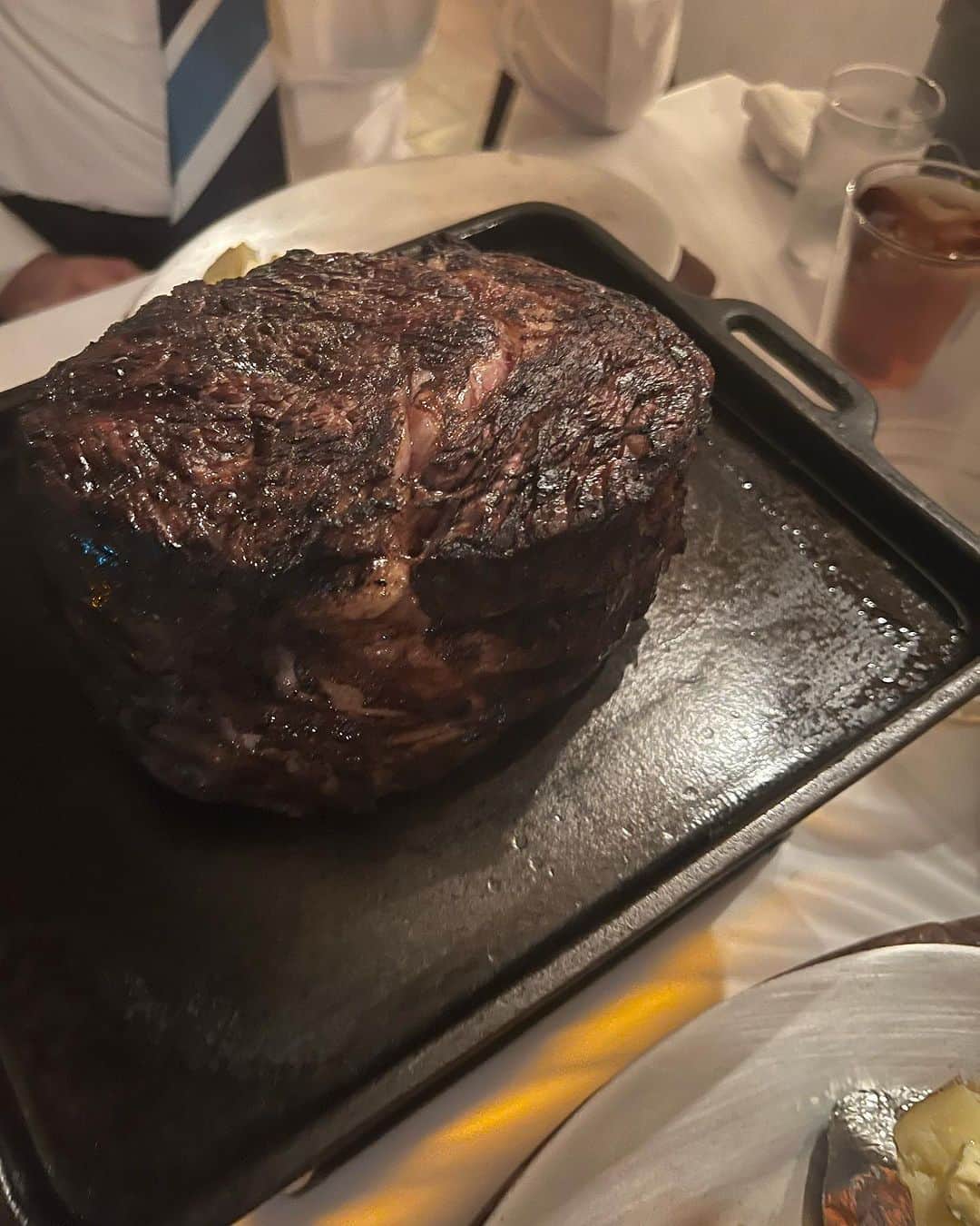 勝矢さんのインスタグラム写真 - (勝矢Instagram)「ごっついステーキ皆んなで喰らう 最高やんけ😀」8月19日 14時45分 - ajakatsuya