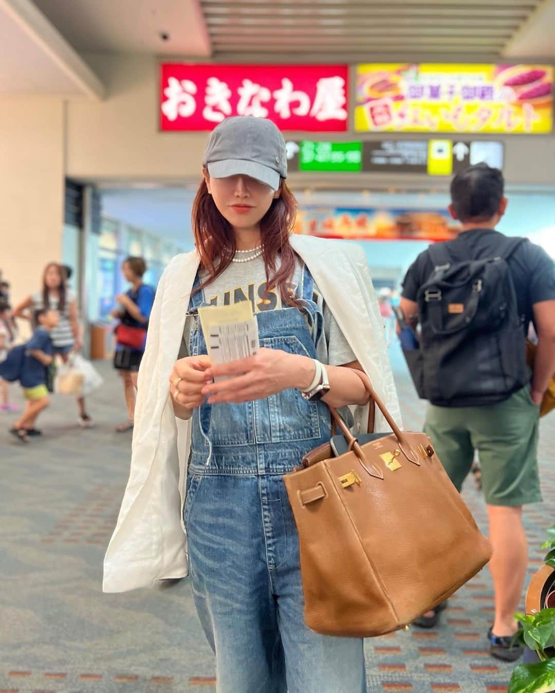 神崎恵のインスタグラム：「・ 帰りもオーバーオール。 コメントをいただいていた初日の白は、GOOD GRIEF。 帰りのブルーはL'Appartement。 少し大人風味になるよう、パールを合わせたり、キレイめのブラウスを合わせて着ることが多いです。 オーバーオール、ジャンプスーツ、サロペット、オールインワン、コンビネゾン、つなぎ。。。 いつも違いを教えてもらうのに忘れます。。あー、記憶力よ。 旅行中の移動。息子と交互に運転。 助手席も楽しみました。 3.４枚目、夏休み中は、毎日ひたすら三男からのクイズ攻めです。 暗記指令からの確認テスト。 『にゃんこ大戦争 にゃんこ生態リポート極盛』 夕方すぎると、字が更に小さくみえる〜。 若者の読み物の級数よ😂 今日は朝から夏休みの宿題。 残るは読書感想文‼︎」