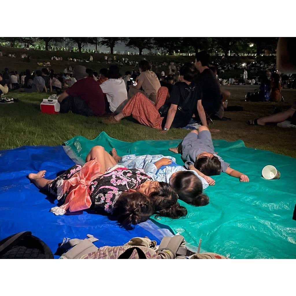 山田真以さんのインスタグラム写真 - (山田真以Instagram)「2023夏の思い出👒 #大和田花火大会  今年の夏は思い出たくさん！ 毎日毎日お友だちや姪っ子家族と遊べて連日幸せそうな娘🌻 そんな夏休みも残りわずか…  この日は友だち家族と花火大会へ。 お友だちのパパたちが前日夜にプールを作ってくれて、場所取りもしてくれて最高の思い出になりました🎆 周りのみんなに恵まれ、楽しい日々。嬉しいな、ありがたいね。 #最高の場所で花火を見て #でもその迫力に若干ビビる娘🤣 #夏の思い出」8月19日 14時56分 - maaai.yamada