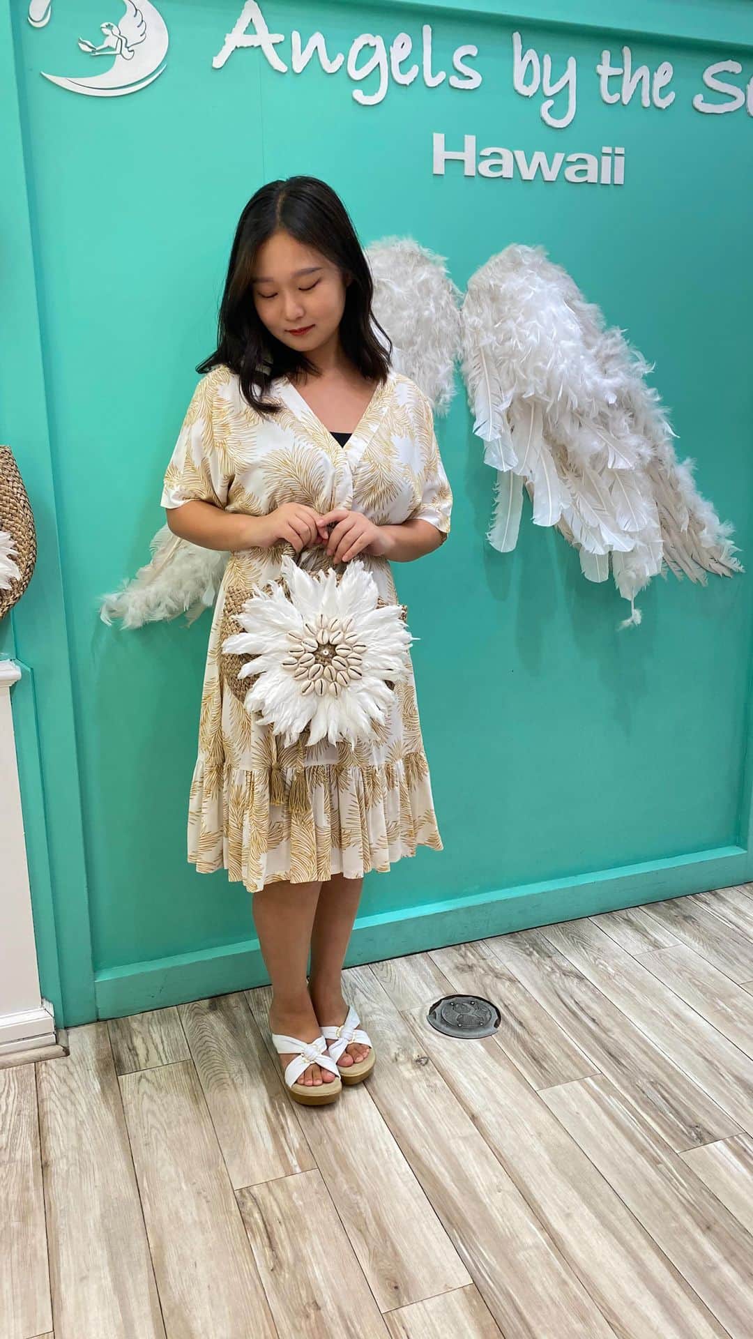 Angels By The Sea Hawaii Waikiki Based Boutiques ?Original clothing designed のインスタグラム：「インスタLIVE「秋にもおすすめのドレス4選！」  @angelsbythesea has been Hawaii’s resort fashion brand based in Honolulu, Hawaii, since 2010. Please visit our online store 🌺www.angelsbytheseahawaii.com Owner Designer Nina Thai (Miss Waikiki) @nina_bythesea (日本語勉強中📚🙇🏻‍♀️) Please feel free to tag your pic for a chance to be featured!  ハワイのリゾートファッション、 エンジェルズバイザシー はミスワイキキである Nina Thai によって作られたハワイオリジナルファッションブランドです🌴日本語ウェブサイトはこちら www.angelsbytheseahawaii.jp  ハワイやリゾートファッションが好きな人は是非私達のアカウントをフォローして下さい🙌また私達の商品をポストする際にタグ付けしていただいたら私達からリポストされるチャンスがあります  #angelsbytheseahawaii #angelsbythesea #resortwear #hawaii #waikiki #supporthawaii #sheratonwaikiki #bandeau #palmleaves #hawaiibeaches  #ハワイ #ワイキキ #カイルア #ラニカイビーチ #シンプルコーデ #ハワイ好きな人と繋がりたい #エンジェルズバイザシーハワイ #エンジェルズバイザシー #リゾートファッション #ハワイに恋して #ハワイ限定 #シェラトンワイキキ #ワイキキビーチ」