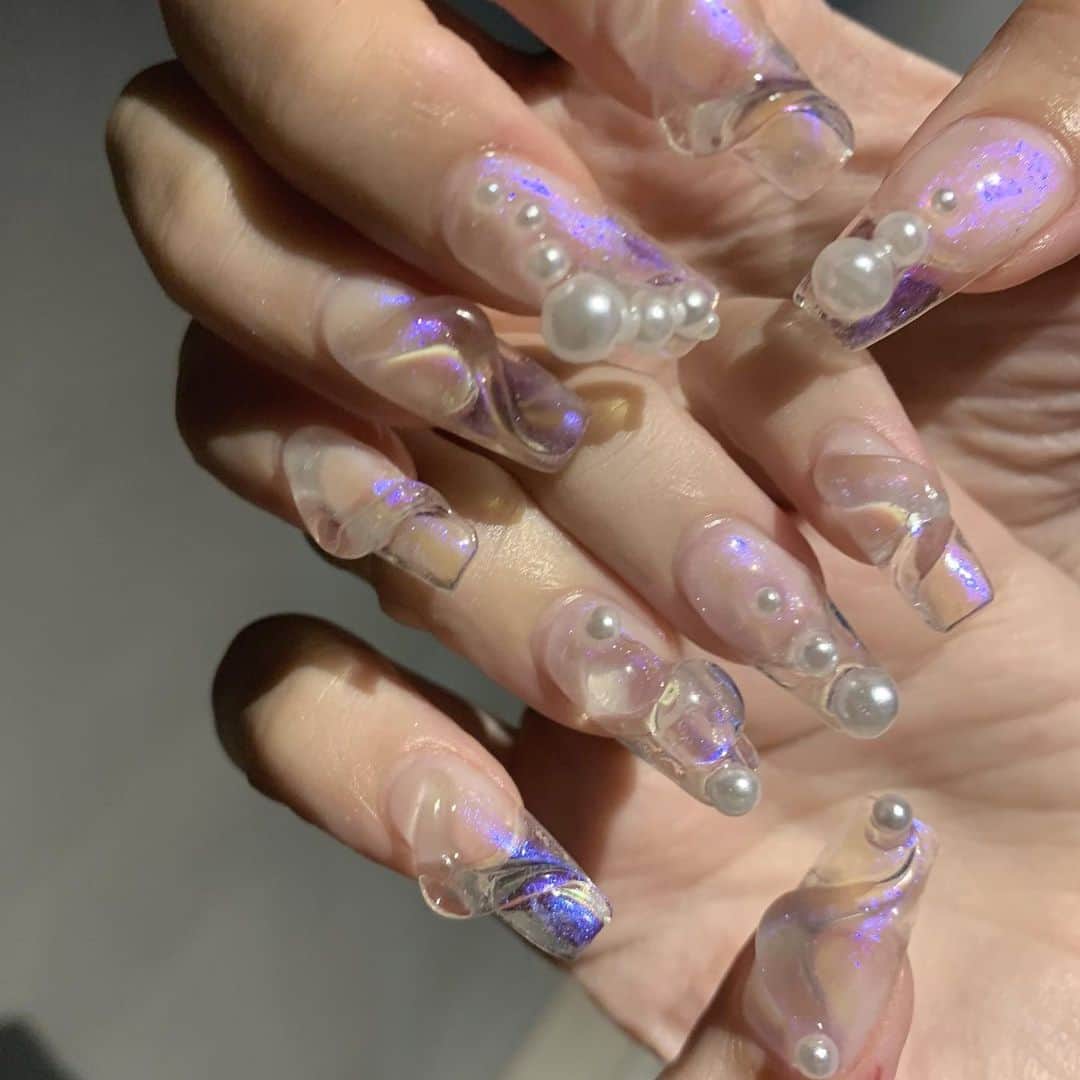 のインスタグラム：「やっとやっと💗 💅行けました👏  やっと女の子になった気持ち☺️ DTでしばらくボロボロ爪でしたが かわいいにしてもらえた🧜  いろんな角度📐からみると全部色がちがうのー🖤🥺  @lilypinks.nail 💅💗  #nail #nailart #lilypinks」