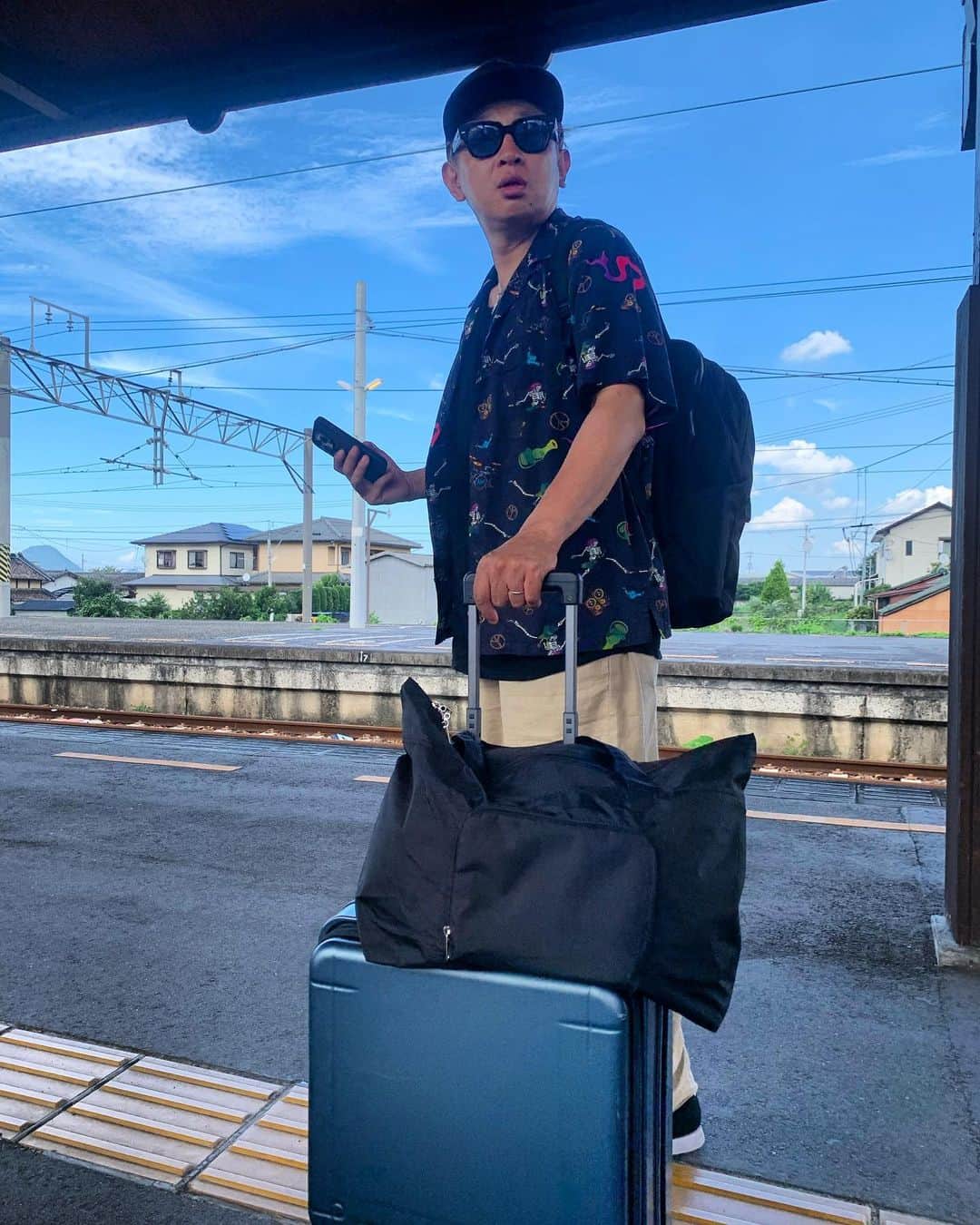 こーいちのインスタグラム：「モンバス暑すぎたけど最高な景色あざした！ からの明日長崎でスカジャンやし移動やけど鉄道マニアな彼は高松の路線に大喜び！ 長崎までいろんな路線乗れるし良かったね！  #撮り鉄ナオキ」
