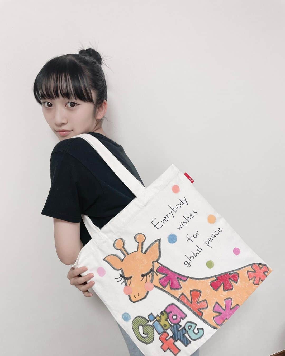 横溝菜帆のインスタグラム：「. 「 第17回 ROOTOTE チャリティーイベント 」 　〜 トートバッグで、みんなに笑顔を 〜  微力ながら、今年も参加できて光栄です🦒💕  展覧会 8月23日(水)〜9月5日(火)  チャリティーオークション 8月30日(水)〜9月5日(火)  たくさんの方の素敵な作品が出展されています。 展覧会もWebサイトも、是非ご覧ください！  @rootote  #ROOTOTEチャリティーイベント #ROOTOTE」