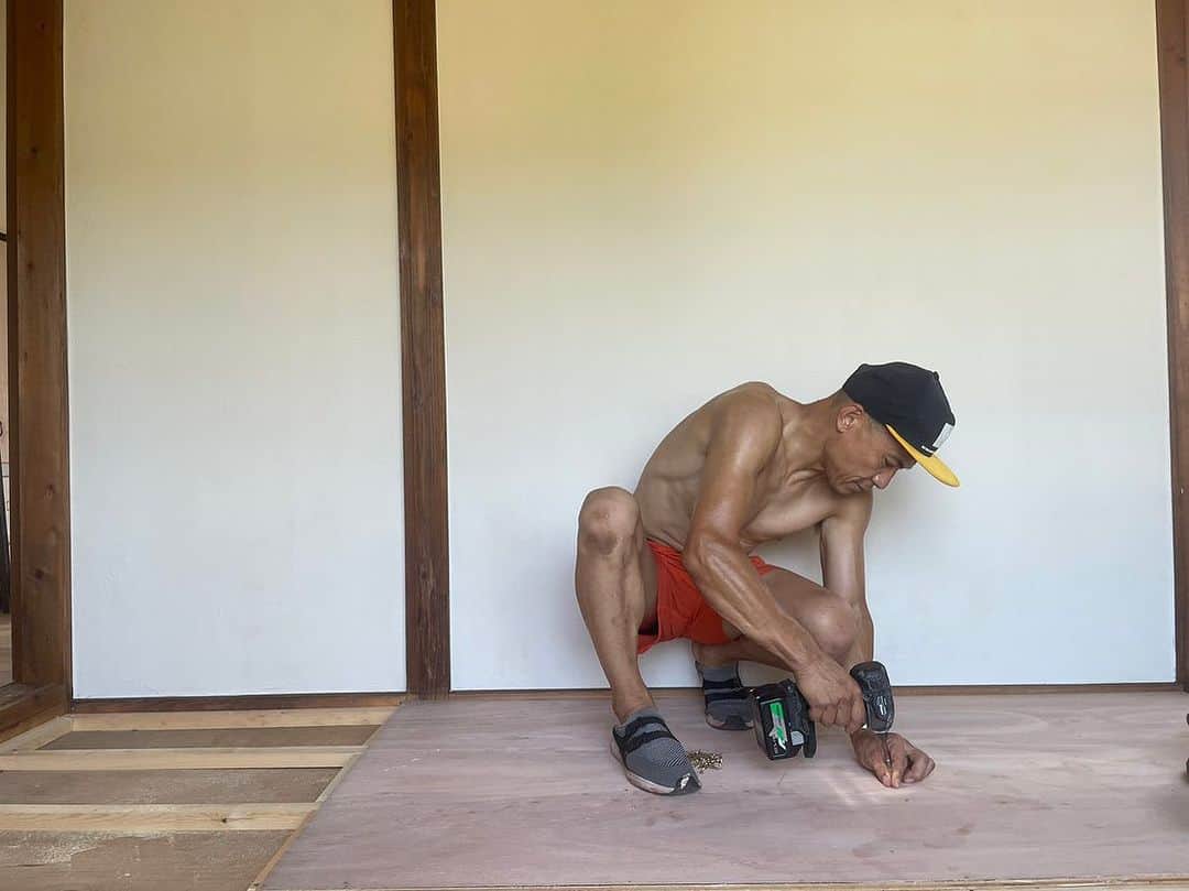 平山ユージのインスタグラム：「まだまだ絶賛工事中ですが、少しずつ出来上がっていくところを見ると心躍ります。 夏の想い出になりそう✨✨🏖️⛰️🥹 そして、リフォーム協力隊に感謝🙏🙏  It’s still under construction but I’m so excited to see the progression✨✨ It will be a great memory of this summer✨✨🏖️⛰️🥹 And bBig Thanks to the reform support team🙏  @mansakuwatanabe  @welding_service_f  @maechan82kgclimber  @its_yuta1997  #kenthechief   #reform #53yearsold #house  #ogano_town」