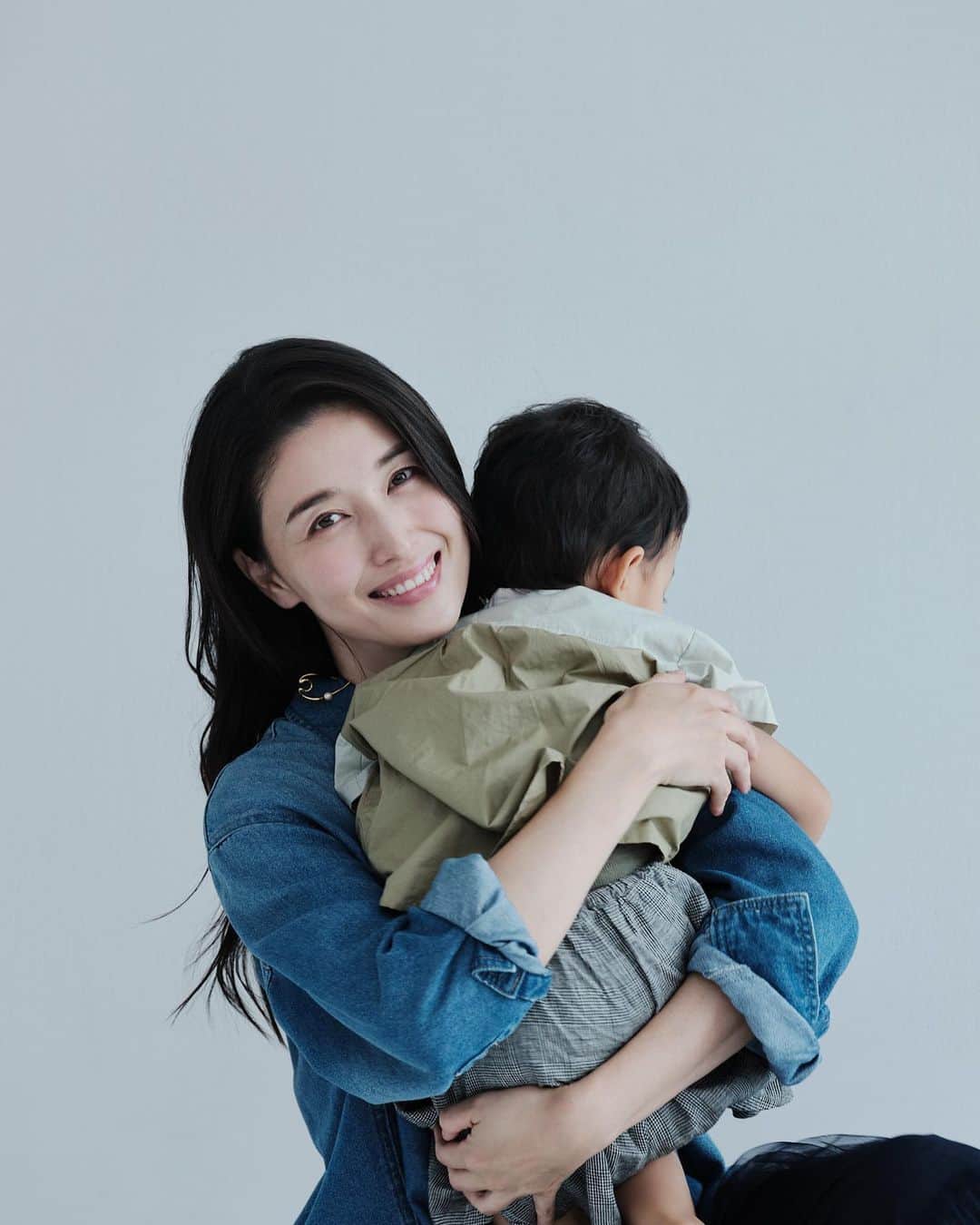のインスタグラム：「@be_story_official 10月号☺️ 息子と紙面の撮影は初めてかも！？ 昨日の写真に続き、こちらの息子とのショットも素敵に撮っていただきました🥰 育児のこと、家庭のこと、美容のこと色々話しています🎵ご覧ください💕」