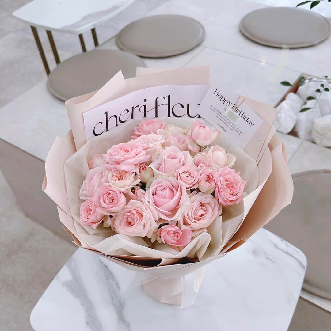 佐倉知里さんのインスタグラム写真 - (佐倉知里Instagram)「𝕔𝕙𝕖𝕣𝕚 𝕗𝕝𝕖𝕦𝕣 @cherifleur_  フランス語で〔愛おしい人・花〕🕊️  最近ミニ薔薇のブーケがお気に入り🤍 夏は向日葵🌻とブルー系💠のオーダーがやっぱり多いですかわいいい✨ ピンクは不動ですね🎀♡  友人とお花屋さんを始動して早5ヶ月目。 日々沢山のオーダーをいただいて本当に嬉しいです🥺 送られる方、貰う方の想いを胸に 一つ一つ心を込めて束ねさせていただいています🌸  幸せのお手伝いが出来るって幸せ𓈒𓏸𑁍‬  #NFD1級#日本フラワーデザイナー協会 #フラワーデザイナー#cherifleur」8月19日 15時13分 - chisa_tiara