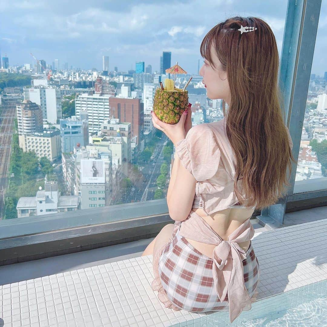 中川珠里さんのインスタグラム写真 - (中川珠里Instagram)「パイナップルのおさけ！🍍   #soak  #渋谷  #プール」8月19日 15時07分 - juri_nakagawa1