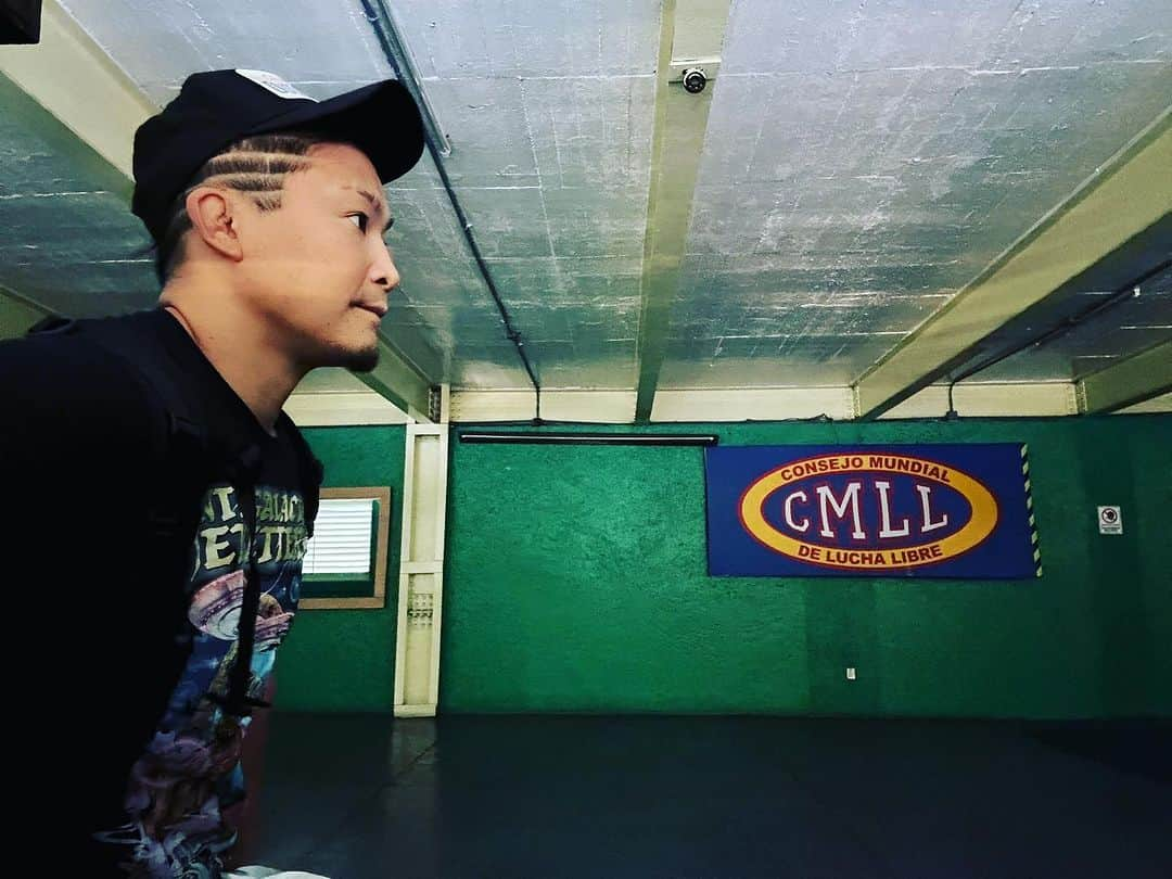 KUSHIDAのインスタグラム：「Gracias todos🇲🇽 @cmll_mx  Estoy feliz de haber venido aquí por primera vez cuando tenía 20 años.  20 year old me is happy.」