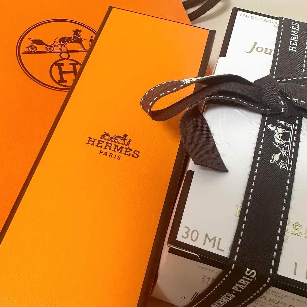 MIURAMAIのインスタグラム：「・ Chloe BVLGARI Dior VUITTON GIVENCHY CHANEL 色んな香水つかってるけど 初HERMES✨️  #hermes #何でもない日のプレゼント」