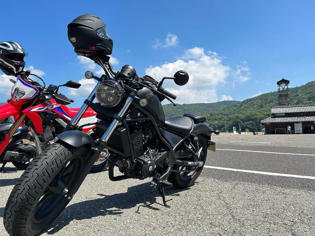 藤原あずさのインスタグラム：「. 8月19日バイクの日なんだって！  何年ぶりかの小豆島🏍️🫒💭🩵 走りやすくって最高だった！！  　  #honda #ホンダ #ホンダバイク  #レブル #レブル250 #reble  #香川 #小豆島 #小豆島観光  #小豆島オリーブ公園 #ツーリング」