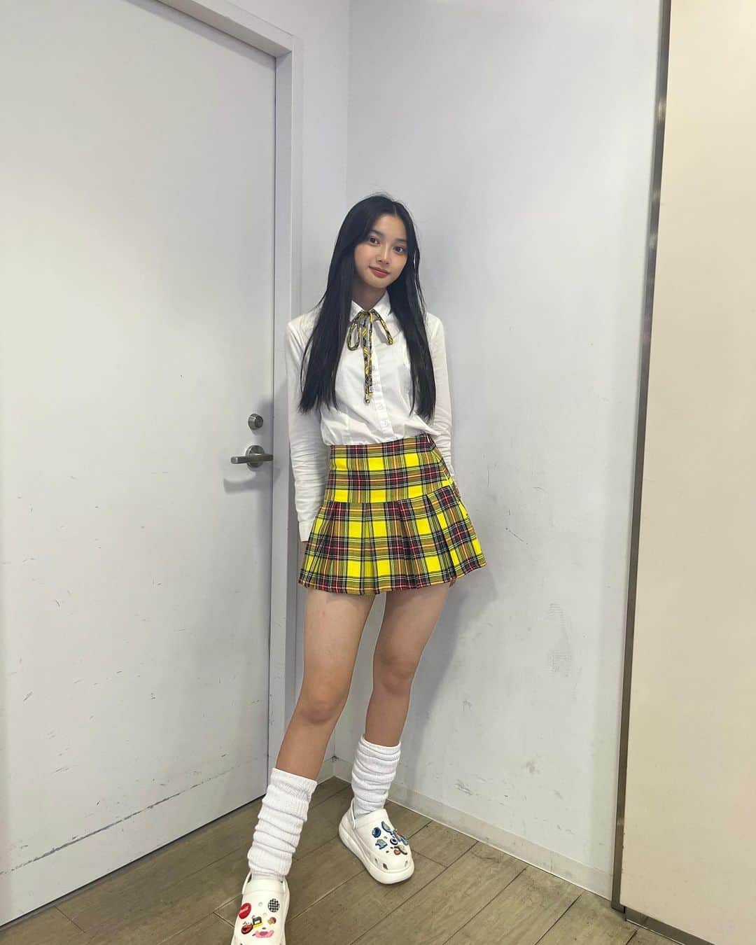 のインスタグラム：「・ 厚底クロックスと制服の組み合わせ可愛すぎる^ ^💛  @choa_japan」