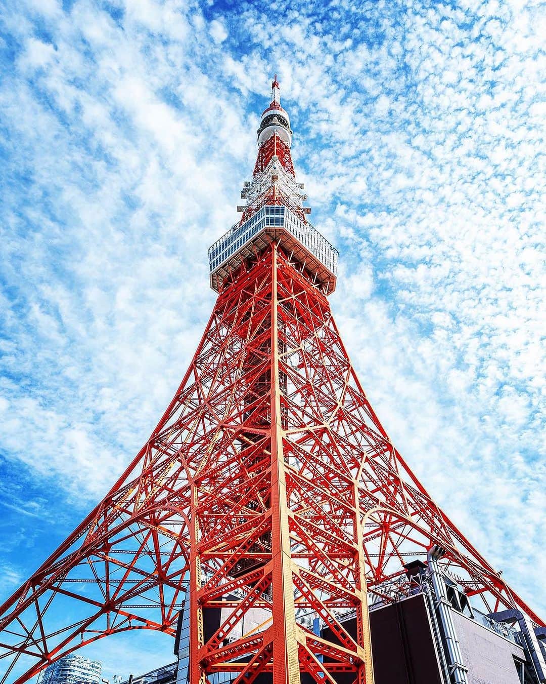 東京タワーさんのインスタグラム写真 - (東京タワーInstagram)「. 末広がりの東京タワー。   鉄骨の隙間からは、白い雲が見え、 まだら雲の隙間からは青空が見えます！   酷暑が続く今年の夏ですが この写真からは、心地よい清涼感が 伝わってきますね✨   本日は、Your Tokyo Tower 🗼から @starry_satossy さんのお写真をご紹介！   素敵なお写真をありがとうございました😊  --------------------------------  【 お知らせ 】  ■ Your Tokyo Tower 🗼  # your_tokyotowerで あなたの東京タワーをリポスト！  @tokyotower_official の タグ付けをしてくれると見つけやすいよ！  皆様からの投稿 どしどしお待ちしております！  ■ 公式LINE  東京タワー公式LINEでは 東京タワーのイベント情報を お届けしています！  詳細はプロフィールにあるリンクから↓ @tokyotower_official  --------------------------------  #東京タワー #東京タワー🗼  #tokyotower #tokyotower🗼  #まだら雲 #空 #青空」8月19日 20時38分 - tokyotower_official