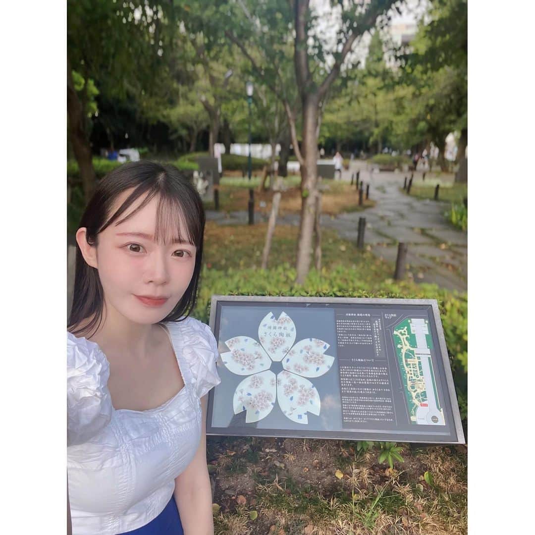 小泉みゆきのインスタグラム：「靖国神社、外苑東側の『慰霊の庭』にあるさくら陶板。 令和元年、靖国神社御創立150年記念事業として、英霊にゆかりのある各都道府県の土を使用して現地の陶工達により奉納されたものです。 終戦の日前後、参詣される方が多いかと思います。 ぜひ、皆さんの故郷の陶板を見つけてください😌 写真2枚目は、香川県のさくら陶板。三豊市の土で、織田達也さんによる作品です。 瀬戸内の海を思わせる、あたたかく深い青色。」