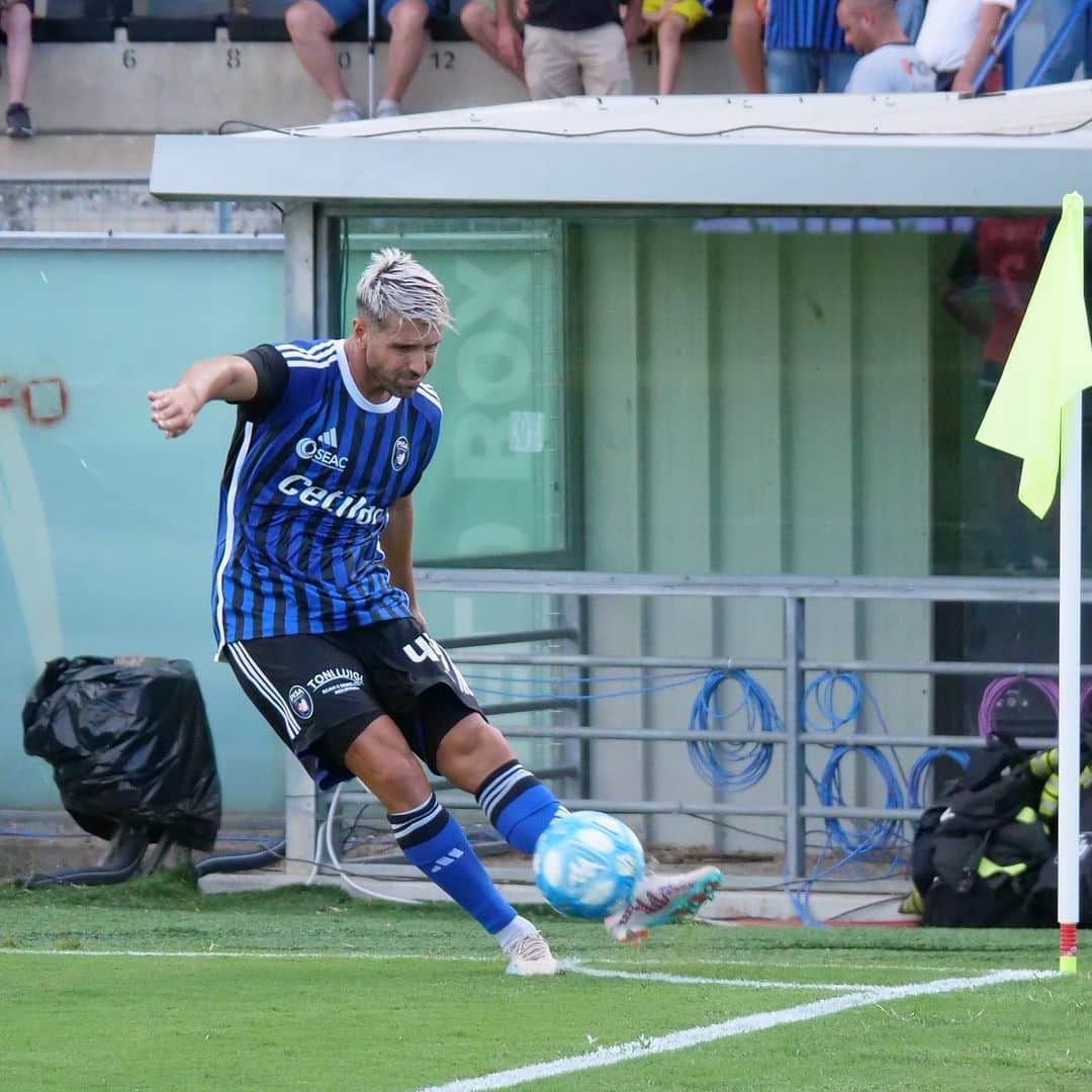 ミゲル・ヴェローゾのインスタグラム：「Ieri ultimo test prima del campionato. C’è ancora tanto da migliorare ma continuiamo a lavorare con fiducia per arrivare pronti alla prima.  👊🏼⚫️🔵 #friendlymatch #Pisa @pisasportingclub」