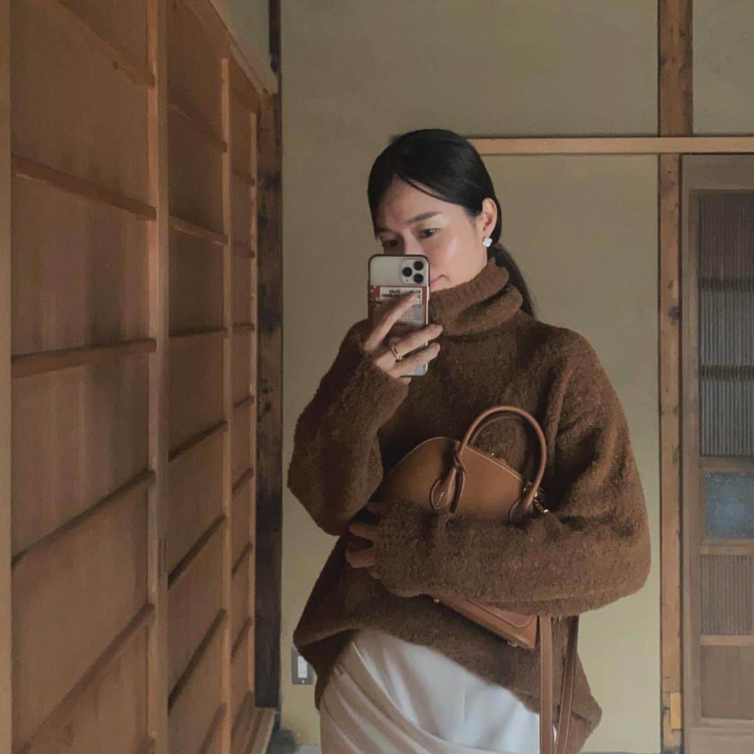 uinoloscaのインスタグラム：「オーダーしてた秋冬物がちょこちょこ届いてきたので、家でコーディネートした模様を。  @ctplage_cta_paris_japan アルパカタートルネックのプルオーバー🦙 こちらは展示会の時に試着し、オーダー即決🐻 ボリュームあるのに軽くて暖かくて、私は大きめに着たかったのでサイズは40にしました。  📍10/4(wed)-10/10(tue)  阪急うめだ本店にてpop up開催予定 ・ ・ ・ pullover @ctplage_cta_paris_japan  skirt @deres__official bag @hermes sandal @gianvitorossi」