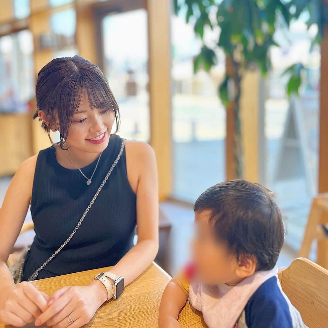 紫帆のインスタグラム：「🥰💭  3人の生活も残りわずか👨‍👩‍👦 いっぱいパパとママに甘えて いっぱいあそぼうね♡  今日はこども館行ってきたよ🧸 明日は何しようかな☺︎♥︎ みんなは何するのー🥺？  🤰 dress @gu_for_all_  bag @anteprima_japan  sandals @tsurubymarikooikawa   やっぱり暑いのでワンピースが楽🥲🖤 そしてお団子ヘアが定番です✌️✌️  👦 tops @hot_biscuits_mikihouse  bottom @akachanhonpo  sandals @vansjapan   なんか二人共同じ方向見てる📸  YouTube更新があいてしまってすみません🥲 今日は出ない？ってDM貰っていて申し訳無くなります…😭 編集頑張って進めますね💪💪  何本か完成しそうなものがあるので 近々更新します☺️♥︎♥︎♥︎ いつも待っていてくれてありがとうございます😭♥︎   #マタニティコーデ  #親子コーデ  #男の子ママ  #妊婦コーデ  #妊婦ママ  #静岡ママ #きれいめコーデ  #ワンピースコーデ  #夏コーデ」