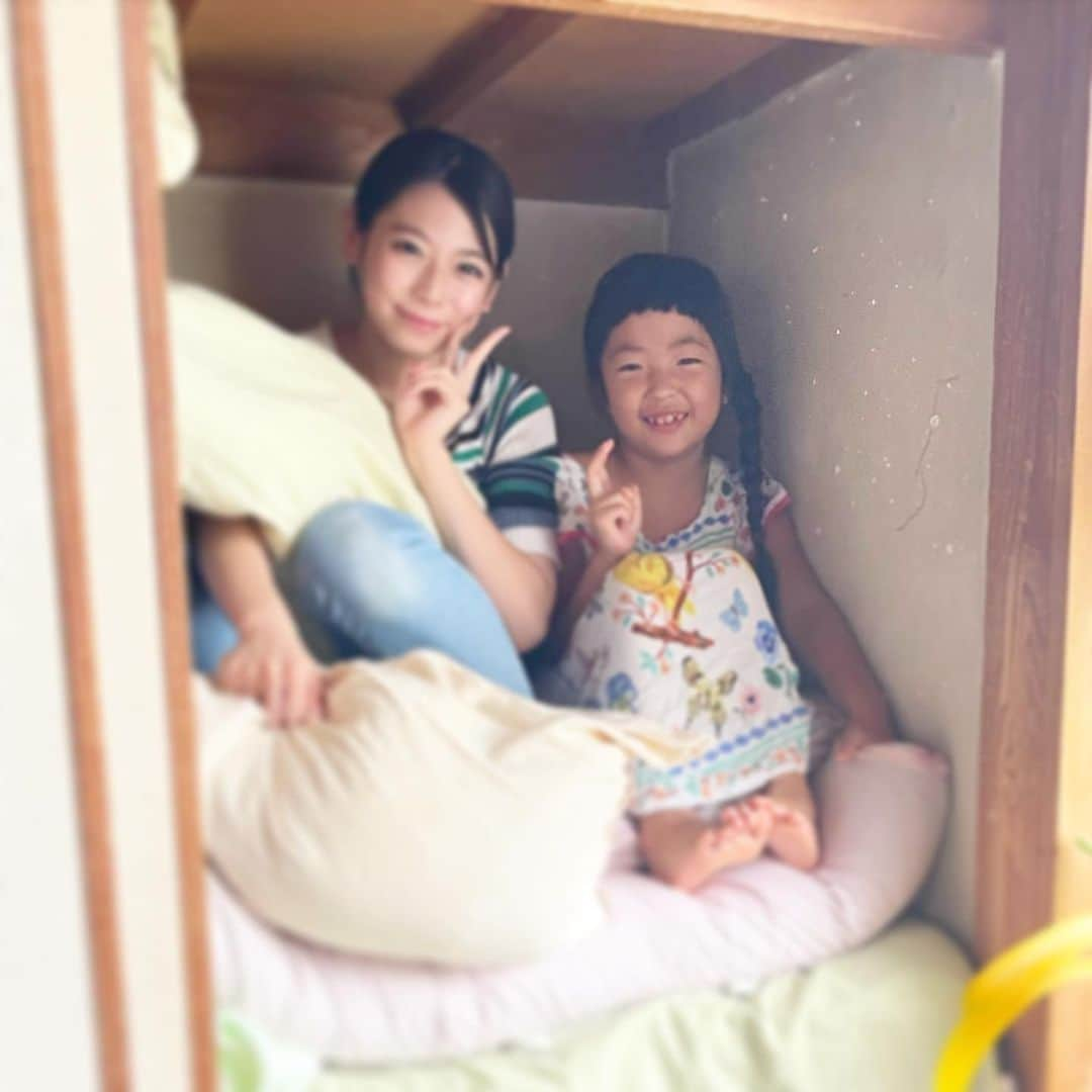 新井美穂さんのインスタグラム写真 - (新井美穂Instagram)「実家の「押し入れ」の中がお気に入りの娘。  姪っ子ちゃんが遊びに来た時も、中にご招待。  この絵が全く似合わない姪っ子ちゃんと比べて  娘のこの先住民感よ😂似合いすぎやろ（笑）  #娘7歳2ヶ月」8月19日 20時44分 - arai_miho