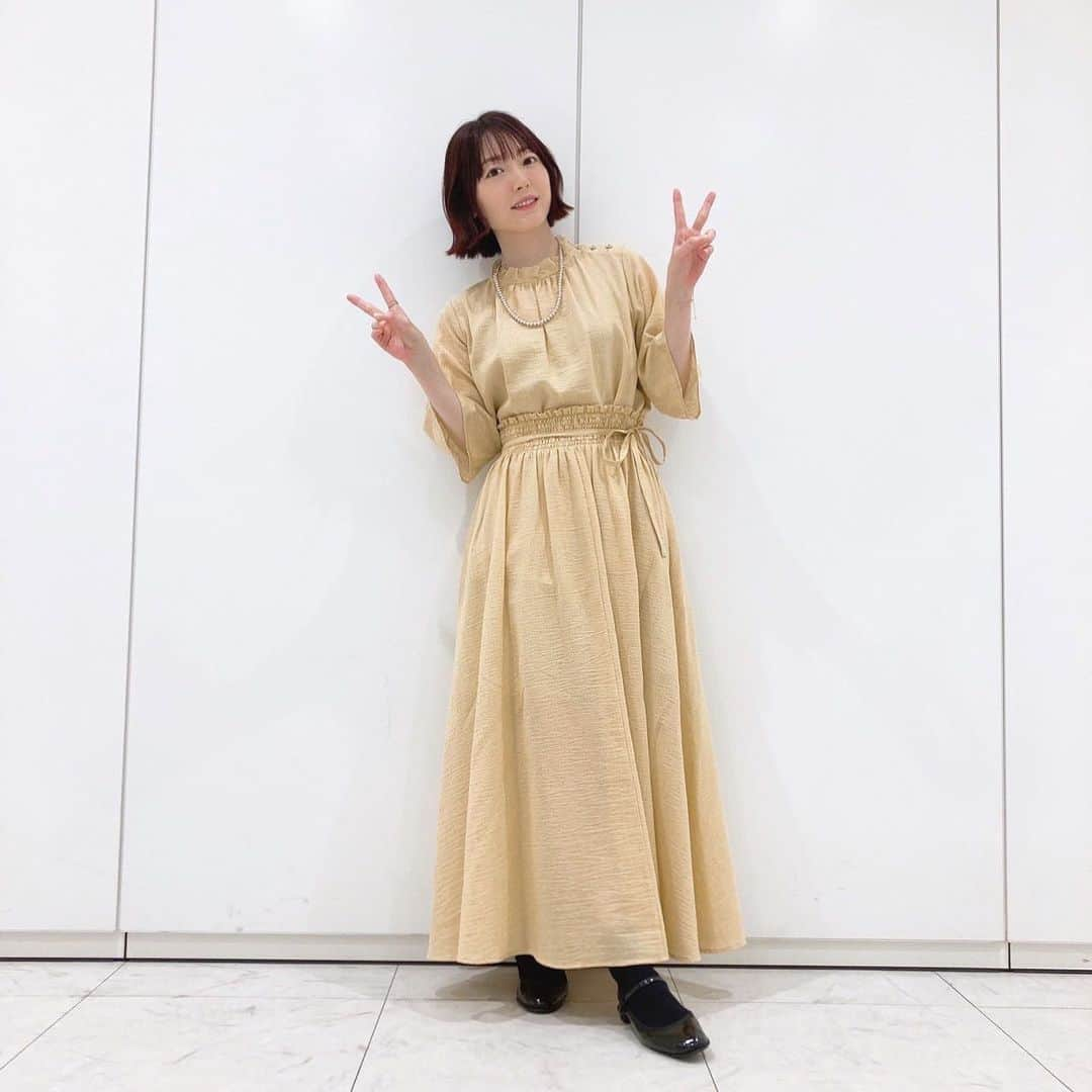 花澤香菜さんのインスタグラム写真 - (花澤香菜Instagram)「. 今日は私服でリリイベだったんだけど、一花ちゃんな黄色でした☺️🌸 #花澤香菜  #中野一花  #ポカフェライブ」8月19日 20時44分 - hanazawa_kana.official