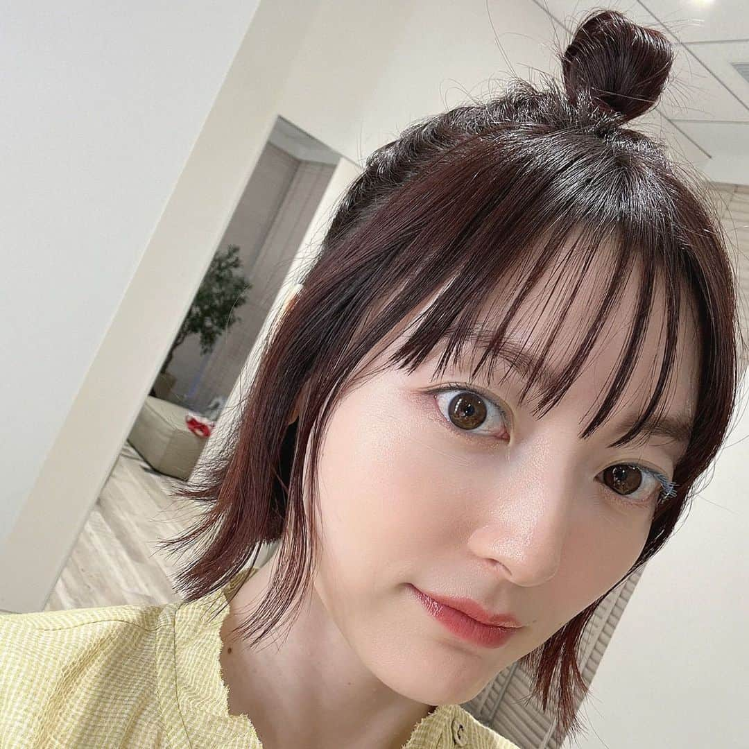 花澤香菜さんのインスタグラム写真 - (花澤香菜Instagram)「. 今日は私服でリリイベだったんだけど、一花ちゃんな黄色でした☺️🌸 #花澤香菜  #中野一花  #ポカフェライブ」8月19日 20時44分 - hanazawa_kana.official