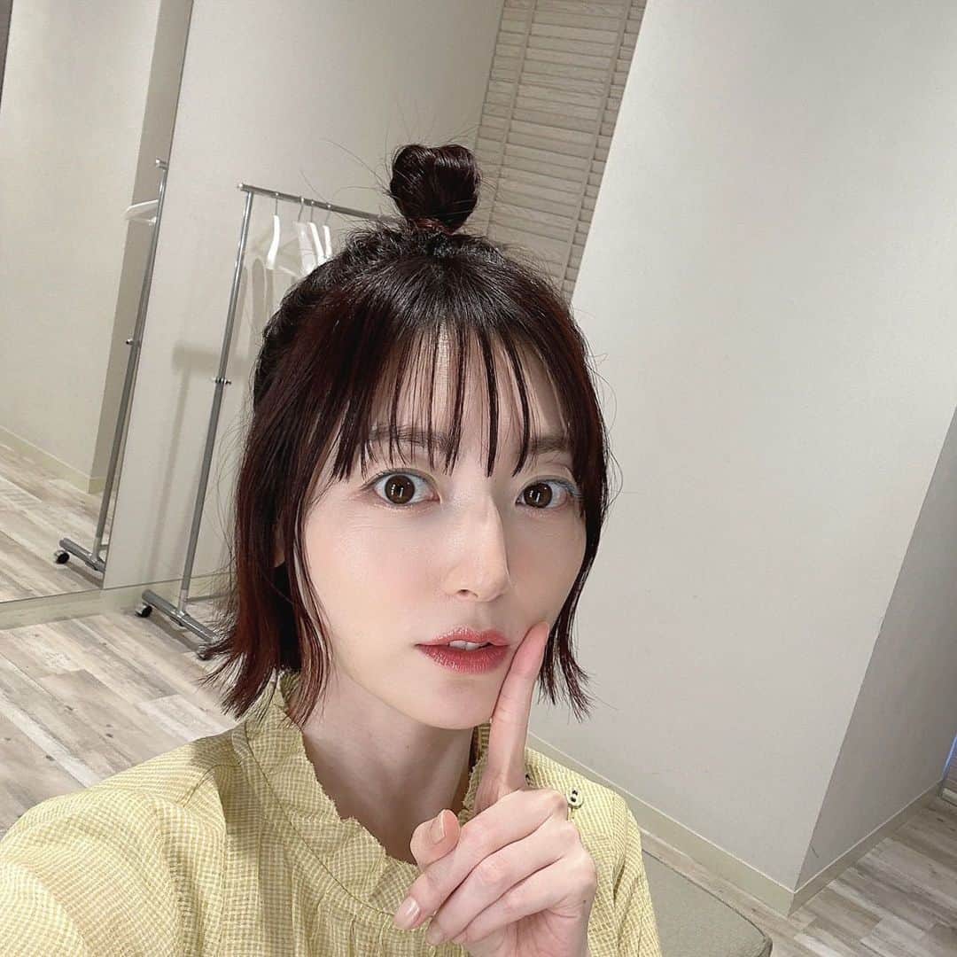 花澤香菜のインスタグラム：「. 今日は私服でリリイベだったんだけど、一花ちゃんな黄色でした☺️🌸 #花澤香菜  #中野一花  #ポカフェライブ」