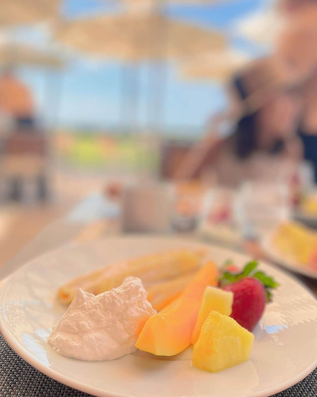 堀江直美のインスタグラム：「Plumeria Beach House 🌺  早起きしてビーチを歩いて朝食予約して、コーヒー頂いてまたビーチを散歩☕️  日本では考えられないゆったりとした時間…🌴  家族で過ごすHawaii時間も好きだけど、朝の1人時間も心地良い☺️  …にしても起きないのよ。👨🏽👧🏻👦🏻  #Hawaii#ハワイ#ハワイ旅行#子連れハワイ#Hawaiitrip#家族旅行#kahalahotel#kahala#カハラホテル#カハラ#家族写真#family#familyphotography #子連れ旅行#子連れ海外#shishikui#hn✈️trip#HIAND#ハイアンド#hnhiand」