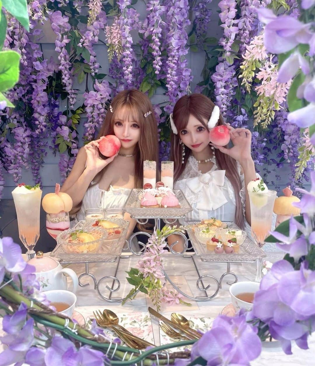 桜井莉菜さんのインスタグラム写真 - (桜井莉菜Instagram)「なめちゃん @himena_ousaki とアフヌン行って来たよん🩷桃が大大大好きな私にとって あり得ないくらい幸せなアフヌンだった🍑😭🩷 パープルとピンクってこんなにも合うのね💜🩷💜🩷 そして何より美味し過ぎた🤦‍♀️ 【 @hautecouturecafe_official 】は毎回可愛い＆美味しいが最上級なんだよね🫢✨ しょっぱい系と甘い系のバランスも最高だし全部本当に美味し過ぎるんよ🥺‼️ 可愛い場所で可愛い子と楽しい話出来るとか、幸せ過ぎた🦋最高の空間と時間をありがとうございました💜  #アフタヌーンティー#アフヌン#ヌン活#中目黒#中目黒カフェ#中目黒アフヌン#オートクチュールカフェ#桃#桃アフヌン」8月19日 15時21分 - rina__sakurai