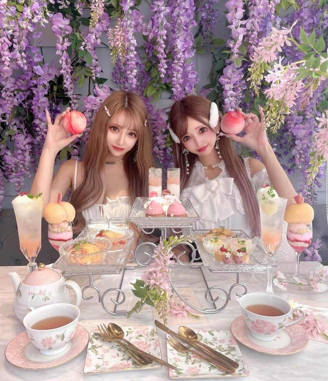 桜井莉菜さんのインスタグラム写真 - (桜井莉菜Instagram)「なめちゃん @himena_ousaki とアフヌン行って来たよん🩷桃が大大大好きな私にとって あり得ないくらい幸せなアフヌンだった🍑😭🩷 パープルとピンクってこんなにも合うのね💜🩷💜🩷 そして何より美味し過ぎた🤦‍♀️ 【 @hautecouturecafe_official 】は毎回可愛い＆美味しいが最上級なんだよね🫢✨ しょっぱい系と甘い系のバランスも最高だし全部本当に美味し過ぎるんよ🥺‼️ 可愛い場所で可愛い子と楽しい話出来るとか、幸せ過ぎた🦋最高の空間と時間をありがとうございました💜  #アフタヌーンティー#アフヌン#ヌン活#中目黒#中目黒カフェ#中目黒アフヌン#オートクチュールカフェ#桃#桃アフヌン」8月19日 15時21分 - rina__sakurai