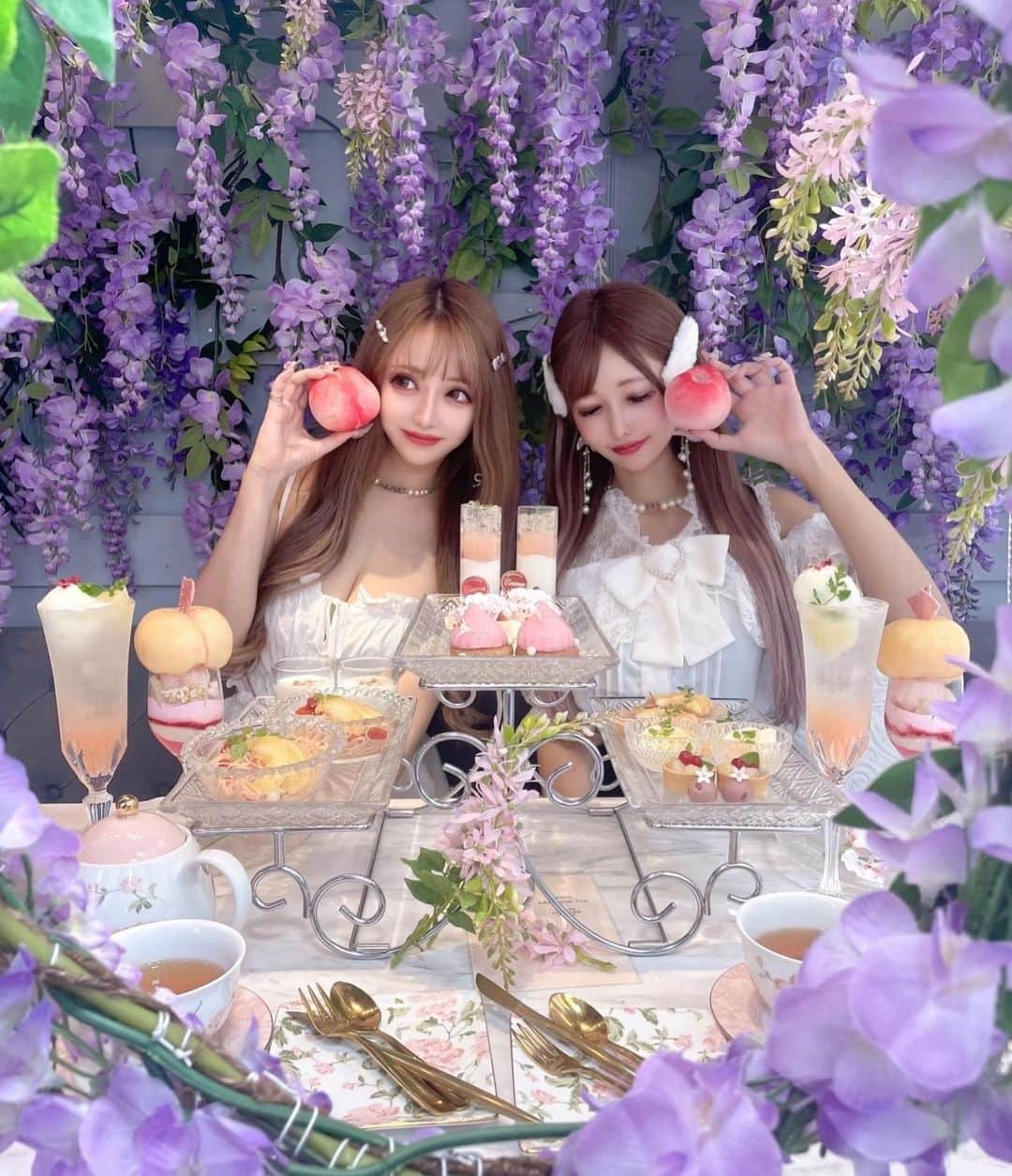 桜井莉菜さんのインスタグラム写真 - (桜井莉菜Instagram)「なめちゃん @himena_ousaki とアフヌン行って来たよん🩷桃が大大大好きな私にとって あり得ないくらい幸せなアフヌンだった🍑😭🩷 パープルとピンクってこんなにも合うのね💜🩷💜🩷 そして何より美味し過ぎた🤦‍♀️ 【 @hautecouturecafe_official 】は毎回可愛い＆美味しいが最上級なんだよね🫢✨ しょっぱい系と甘い系のバランスも最高だし全部本当に美味し過ぎるんよ🥺‼️ 可愛い場所で可愛い子と楽しい話出来るとか、幸せ過ぎた🦋最高の空間と時間をありがとうございました💜  #アフタヌーンティー#アフヌン#ヌン活#中目黒#中目黒カフェ#中目黒アフヌン#オートクチュールカフェ#桃#桃アフヌン」8月19日 15時21分 - rina__sakurai