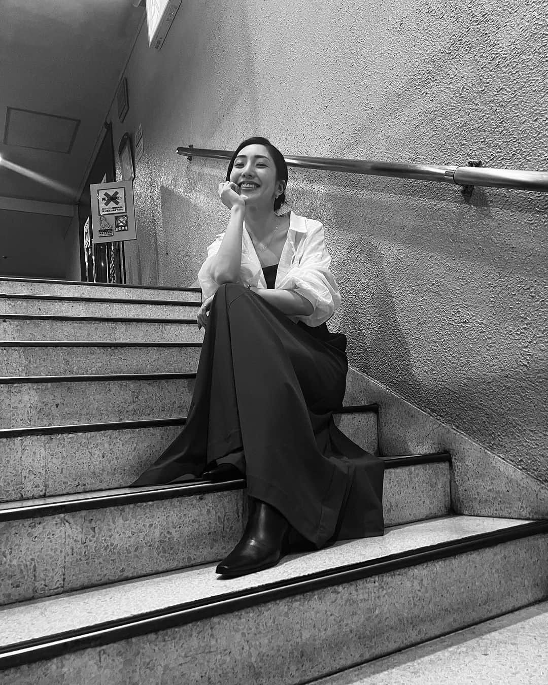 文音のインスタグラム：「Premiere done. 映画「オジさん劇団始めました。」初日舞台挨拶🎊 遂に公開しました🎉  上映後客席から拍手が湧いたと聞きました。感無量です🥺ちゃんと届いたんだ…。 全員が同じ熱量を持って創り上げた作品です。 きっと笑えるから、元気になるから。見てくれたら嬉しいです☺️  撮影時のエピソードトークで始終大爆笑の1日でした😆  オジゲキは異例の3日連続舞台挨拶をしています。 19.20と引き続きキャストが登壇するよ🫶🏻既にやべさん @yb4ksk が舞台挨拶をひっくり返すと宣言していました笑　本当に何が起こるか分かりません😂 上映は1週間です‼︎早めに劇場へGO💨 🎥東京上映スケジュールはハイライトに載せてるよ👆🏻  広がれ🕊️ #オジゲキ」