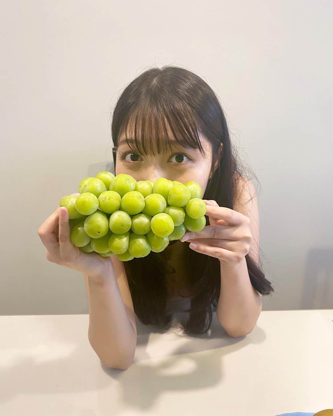 野乃さんのインスタグラム写真 - (野乃Instagram)「ｼｬｲﾝﾏｽｶｯﾄ♡ おばあちゃんが送ってきてくれたー👵💗💗 もう一房あったけど、秒で無くなっちゃった(笑) 果物は最高ですなぁ」8月19日 15時23分 - nonono_onaka