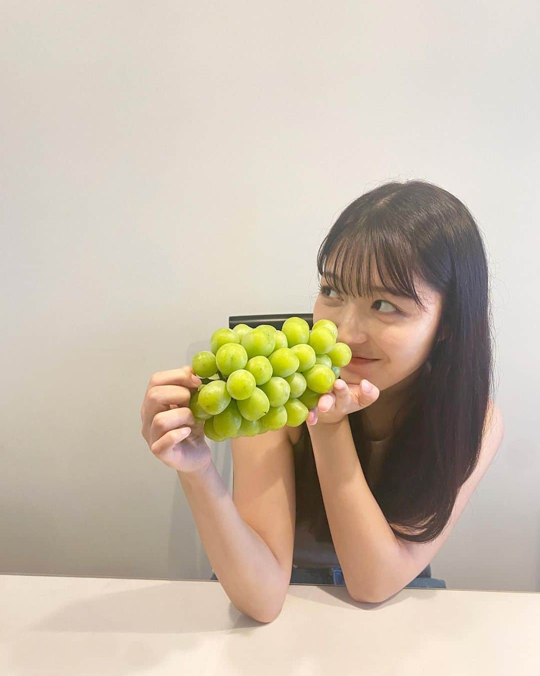 野乃のインスタグラム：「ｼｬｲﾝﾏｽｶｯﾄ♡ おばあちゃんが送ってきてくれたー👵💗💗 もう一房あったけど、秒で無くなっちゃった(笑) 果物は最高ですなぁ」