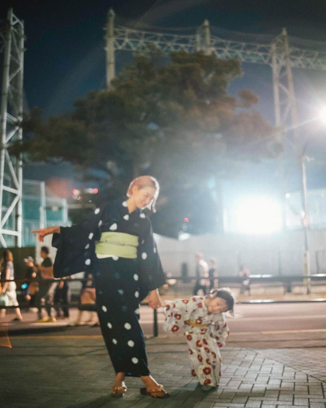 松本亜希さんのインスタグラム写真 - (松本亜希Instagram)「この間神宮の花火大会に行った時の写真📷 @tomoya_takano ととに撮ってもらった素敵な写真✨  きなりが生まれてから初めて浴衣着たけどやっぱ気分上がるね☺️💓 帯板ずれて見えちゃってる🤣🤣🤣  @kinarin0702  @tomoya_takano  #神宮外苑花火大会」8月19日 15時28分 - aaakichasooo