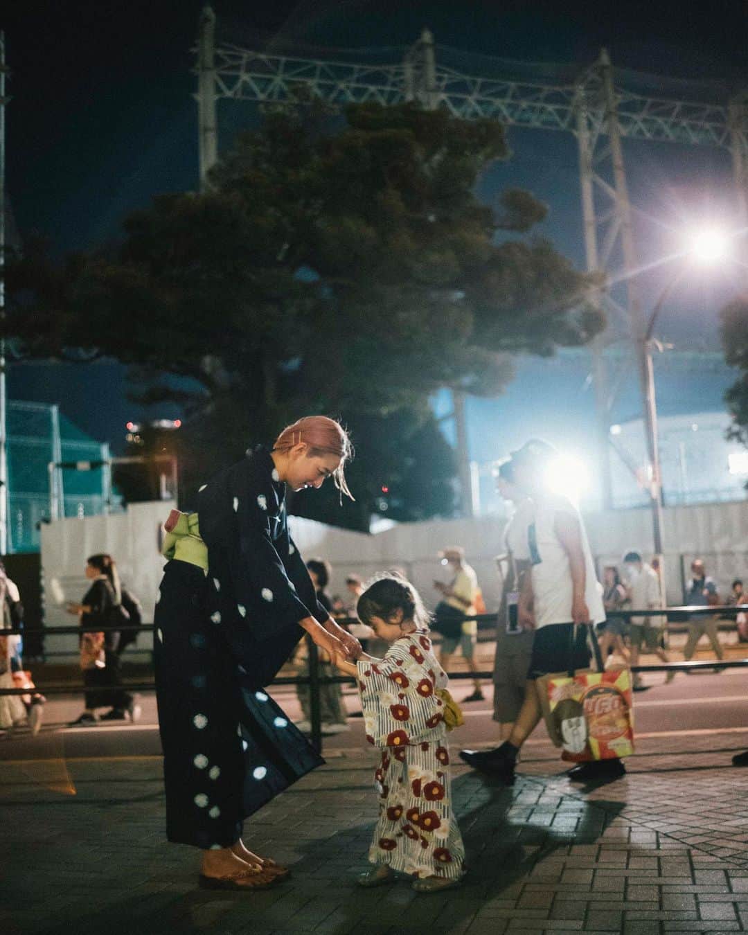 松本亜希さんのインスタグラム写真 - (松本亜希Instagram)「この間神宮の花火大会に行った時の写真📷 @tomoya_takano ととに撮ってもらった素敵な写真✨  きなりが生まれてから初めて浴衣着たけどやっぱ気分上がるね☺️💓 帯板ずれて見えちゃってる🤣🤣🤣  @kinarin0702  @tomoya_takano  #神宮外苑花火大会」8月19日 15時28分 - aaakichasooo