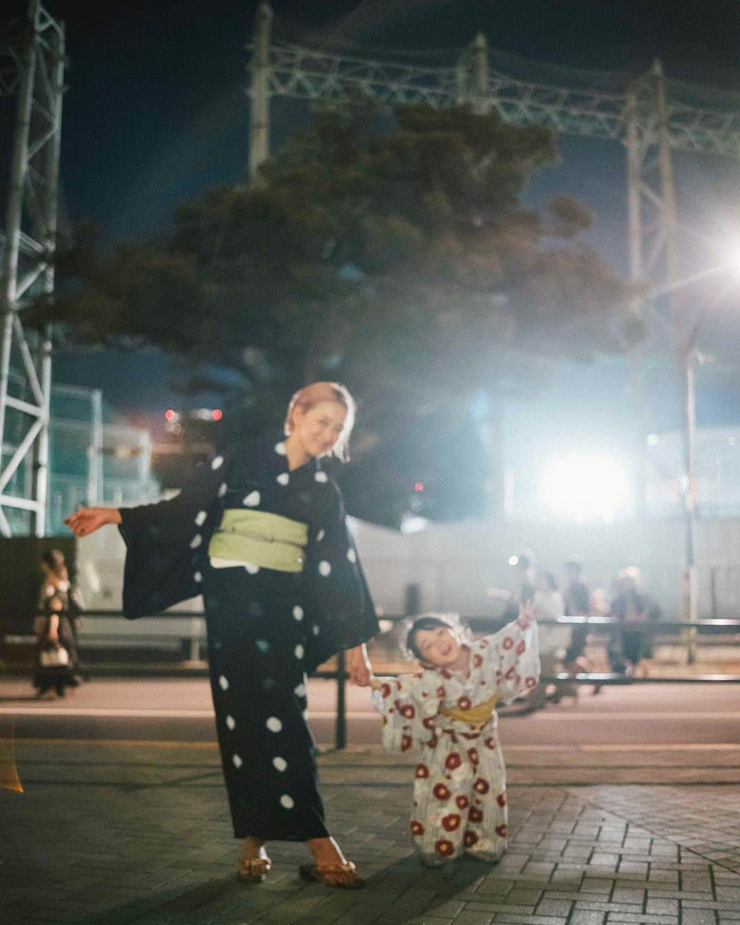 松本亜希のインスタグラム：「この間神宮の花火大会に行った時の写真📷 @tomoya_takano ととに撮ってもらった素敵な写真✨  きなりが生まれてから初めて浴衣着たけどやっぱ気分上がるね☺️💓 帯板ずれて見えちゃってる🤣🤣🤣  @kinarin0702  @tomoya_takano  #神宮外苑花火大会」