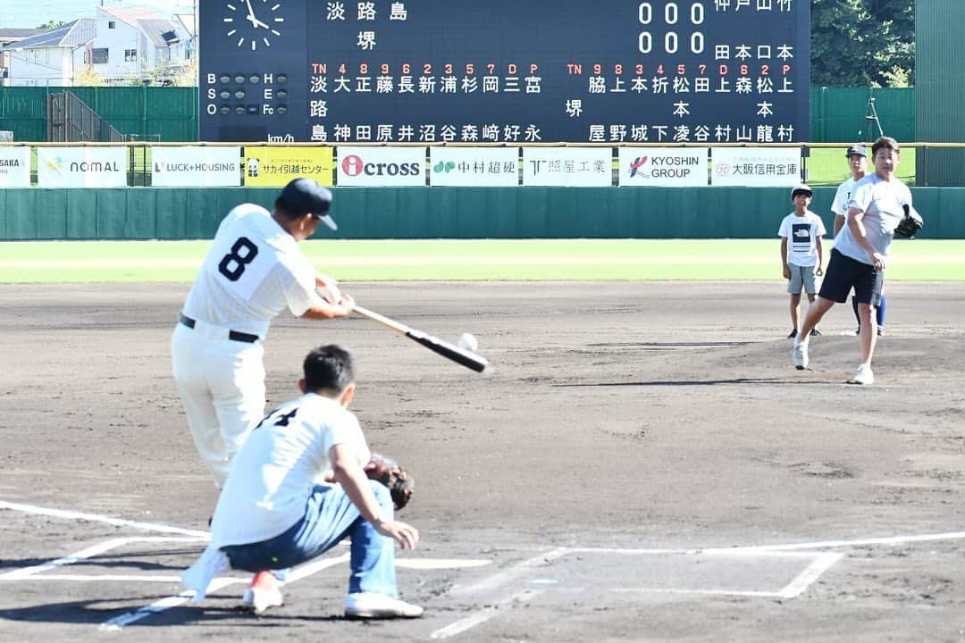 大西宏明さんのインスタグラム写真 - (大西宏明Instagram)「2023.8/5日‼️  始球式❓ 1打席勝負❓❓❓  何でも有りの独立リーグ✨✨  「ストライク入るまで投げるから！ストライク来たら打って⚾️」(松坂)  2球目の真ん中やや内よりの絶好球⚾️🤩  松坂大輔からホームランを打ちたい❗️ 長年の夢を込めて振り抜きました⭐️  その結果は‼️‼️‼️‼️‼️  2枚目 3枚目の彼の満面の笑みが物語ってますね😂  43歳の夏☀️ 大西の夢！儚く散りました💦💦^_^  たかが数分 数秒の時間やったけど！ 久しぶりにマウンドと打席で対峙できた事が夢の様でした🥺  てか、マツ @matsu_dice18 ホンマにめちゃくちゃいい笑顔やんか😁  今度は打つっっ💪  #松坂大輔 #カリスマ #スーパースター  #ヒーロー #バトスタデー #堺シュライクス @sakai_shrikes  #バトルスタディーズ #独立リーグ #イベント #始球式 #長年の夢 #ホームラン #いい感じ の #レフトフライ #実力不足 #ナイスバッティング #いい顔 #最高の思い出  #憧れの人  #有難う #野球 #高校野球 #野球好きな人と繋がりたい  #近鉄バファローズ #オリックスバファローズ  #横浜denaベイスターズ  #福岡ソフトバンクホークス  #smile #ほなっ！！」8月19日 15時32分 - ohnishi_hiroaki_0428