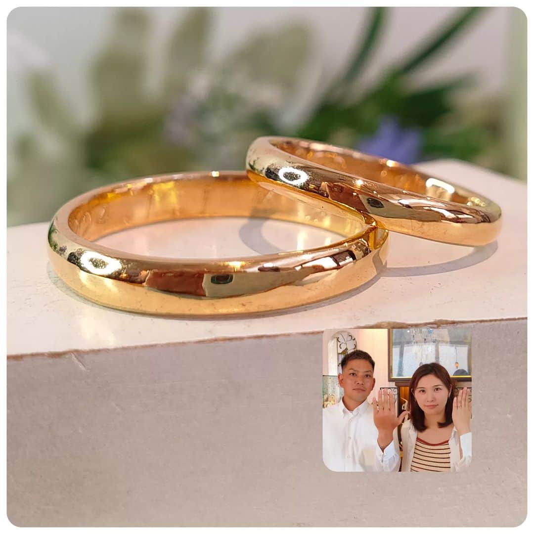手作り指輪【ジュエリーアウラ】福岡のインスタグラム：「手作り結婚指輪 当日手作りコース  ✩.*˚フォロミー @jewelry.aura   Pt100素材の 手作り結婚指輪は 当日お持ち帰り可能です！  人気の細い甲丸タイプ 今回は、k18イエローゴールドで金運もup！  【特典】 *メンテナンス1年間無償 *1万円のコーティングつき *ウッドケースつき  詳しくは、HPを チェック♡♡  @jewelry.aura」