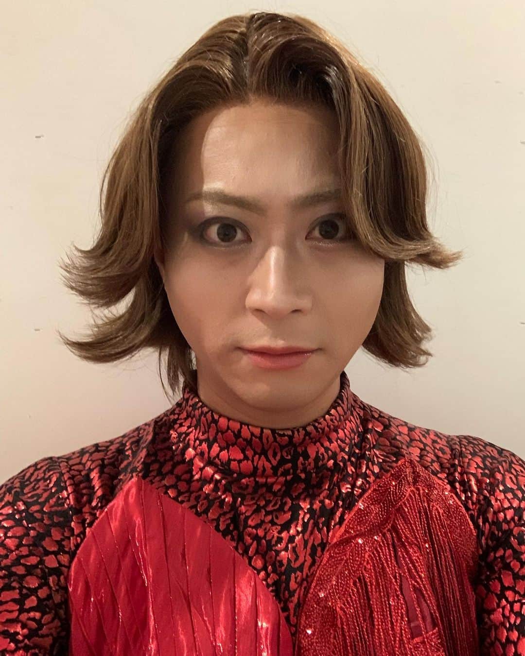 子安裕樹のインスタグラム：「黒白歌合戦で最近の氷川きよしさんやらせて頂きました！ 今までは自力での雑なメイク、雑なカツラ、あるもんで見繕った衣装だったんですが、今回は本気のプロの方にメイク衣装カツラを揃えて頂き仕上げて頂きました！！ 見て！！ 正直初めて自分で見て『似てる』と思いました。そして皆に綺麗と言われてまんざらでもない感情を抱き始めてます。 藤原社長にも『子安くんめっちゃ似てるやん！』と言って頂いて嬉しかったのと同時に、社長が子安という名前を覚えて下さってた事に驚きを隠せませんでした。 カツラだけでも買い取ろかな！！！またやりたい！！」
