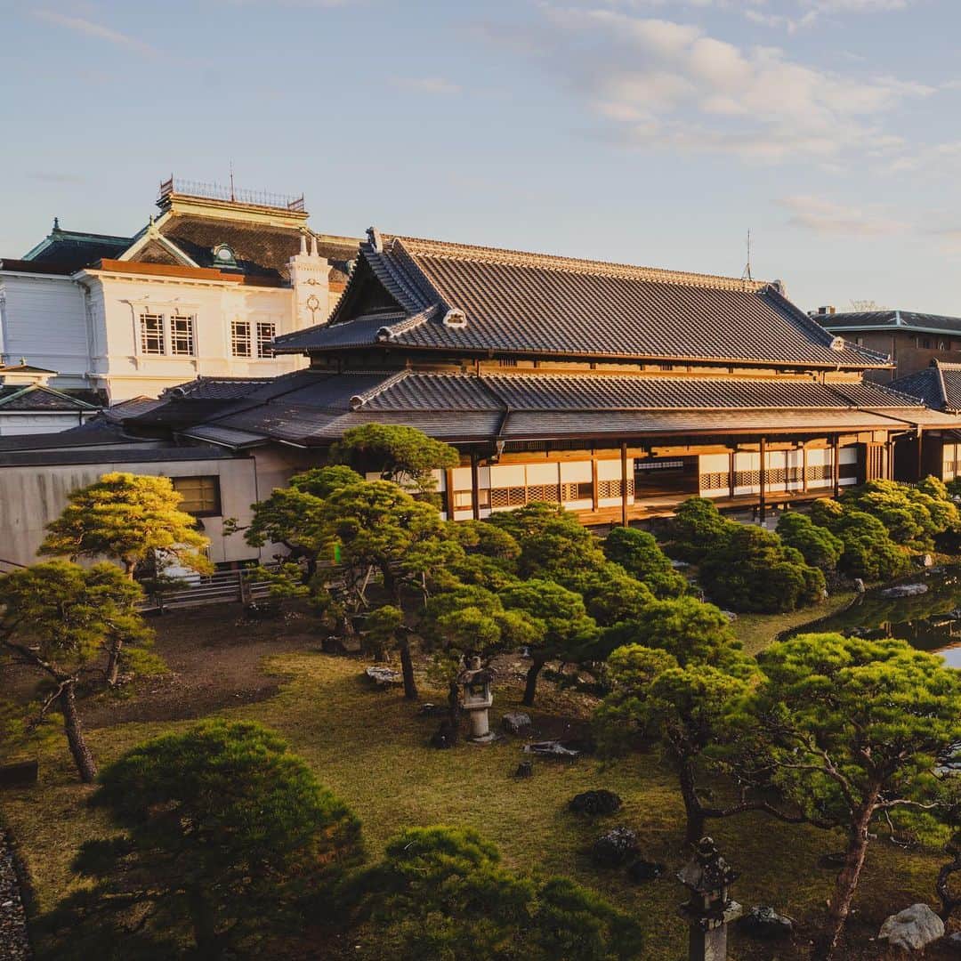 柳川藩主立花邸御花 | Yanagawa Ohanaのインスタグラム：「奇怪夜行はラスト2回になりました🏮 ⁡ 今回は久留米絣についてご紹介✨ ⁡ 久留米絣とは文様がかすれて見えることが特徴の文様織の一種で、絣糸を使用した織物のこと。木綿でははじめて登録された「国の重要無形文化財」でもあります。 ⁡ 服に頓着しなかった太宰治が愛用した着物でもあるそうです。 ⁡ 「森山絣工房」は、江戸時代末期、1858年創業の歴史ある工房です。 ⁡ 久留米絣の工程はなんと30工程ほど存在し、今日では大半が機械織りで生産されている状況の中で、重要無形文化財に則った久留米絣の工程を守り続ける数少ない工房の一つ。 ⁡ 🥒「河童」が住む「水の世界」を大広間で ⁡ 奇怪夜行の今年の主人公は「河童（かっぱ）」。 大広間では河童を中心に水に関わりのある妖怪たちがたくさん。 水の世界を表すために藍染の布がゆらめいています。 ⁡ ぜひ大広間の風にゆらめく藍染が生み出す水の世界を皆様に楽しんでいただきたいです。 ⁡ ※奇怪夜行では御花に不思議と受け継がれてきた、なんと「河童の手」もたこ人形と共に公開しております！  #奇怪夜行 #奇怪夜行2023  #夏のイベント #福岡夏祭り  #福岡イベント」